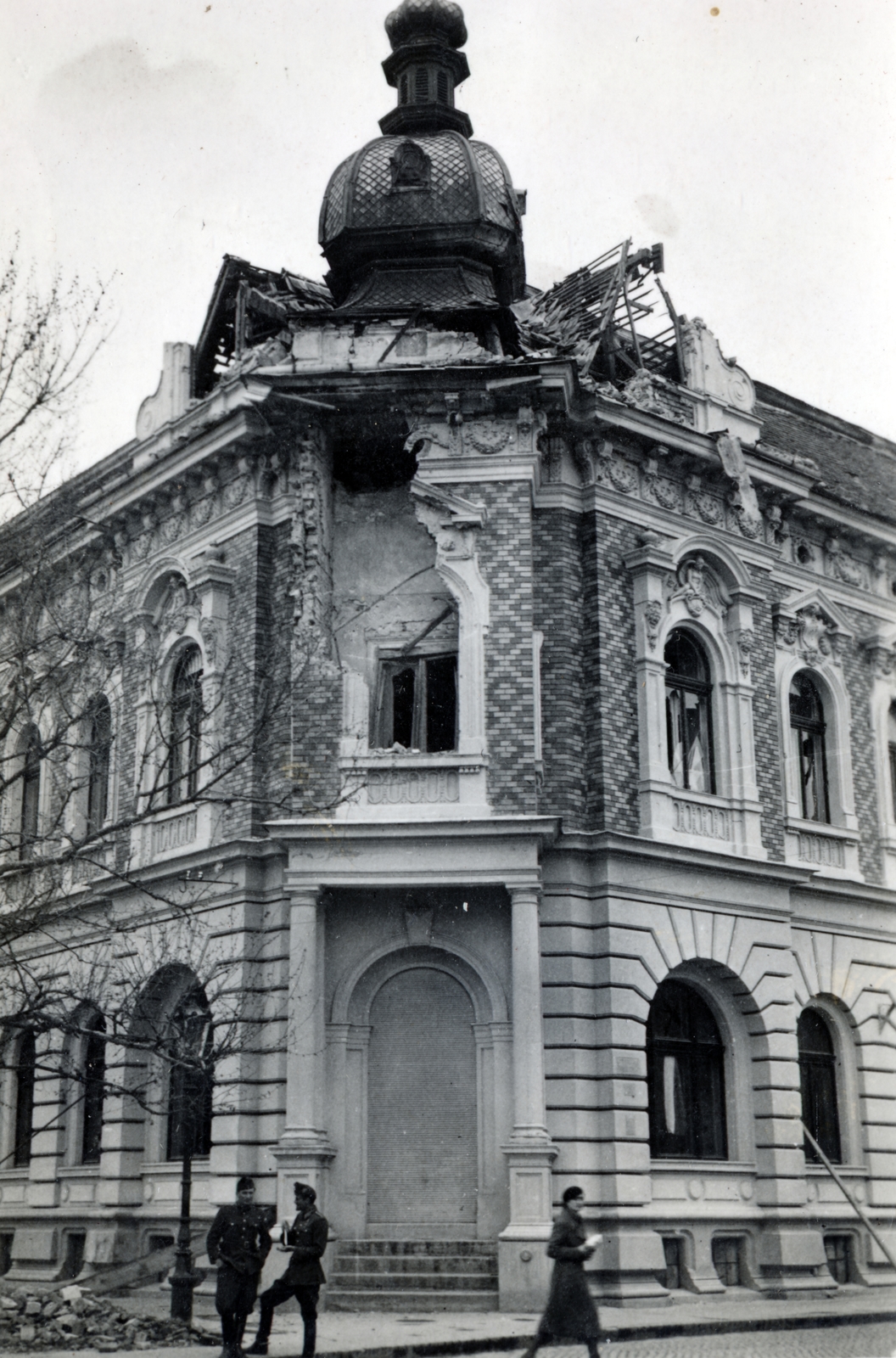 Serbia, Novi Sad, ulica Jevrejska (II. Rákóczi Ferenc utca) - ulica Vase Pelagica (Bécsi utca) sarok. Az adóhivatal és vámház épülete., 1941, Bartha Emese, war damage, Fortepan #164531