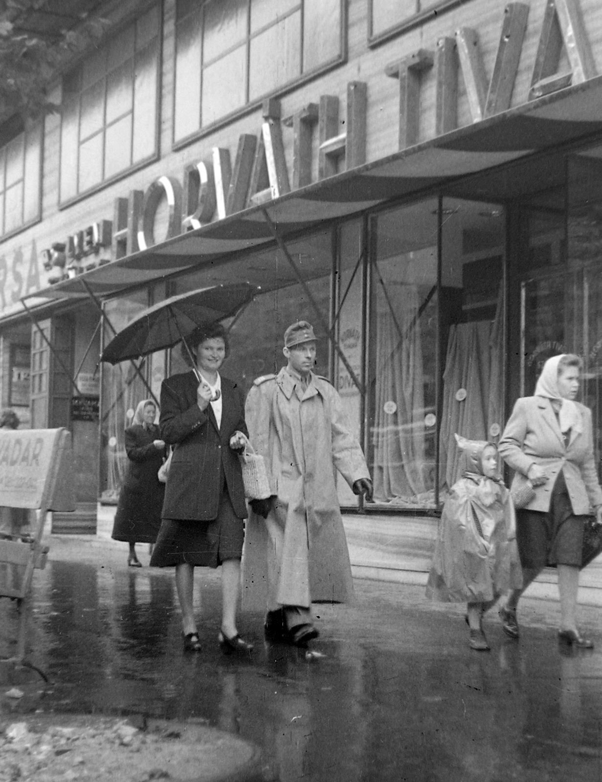 Magyarország, Budapest VII., Rákóczi út 12. Ma könyváruház., 1948, Magyar Rendőr, egyenruha, utcakép, esernyő, esőkabát, eső, Budapest, Fortepan #16457