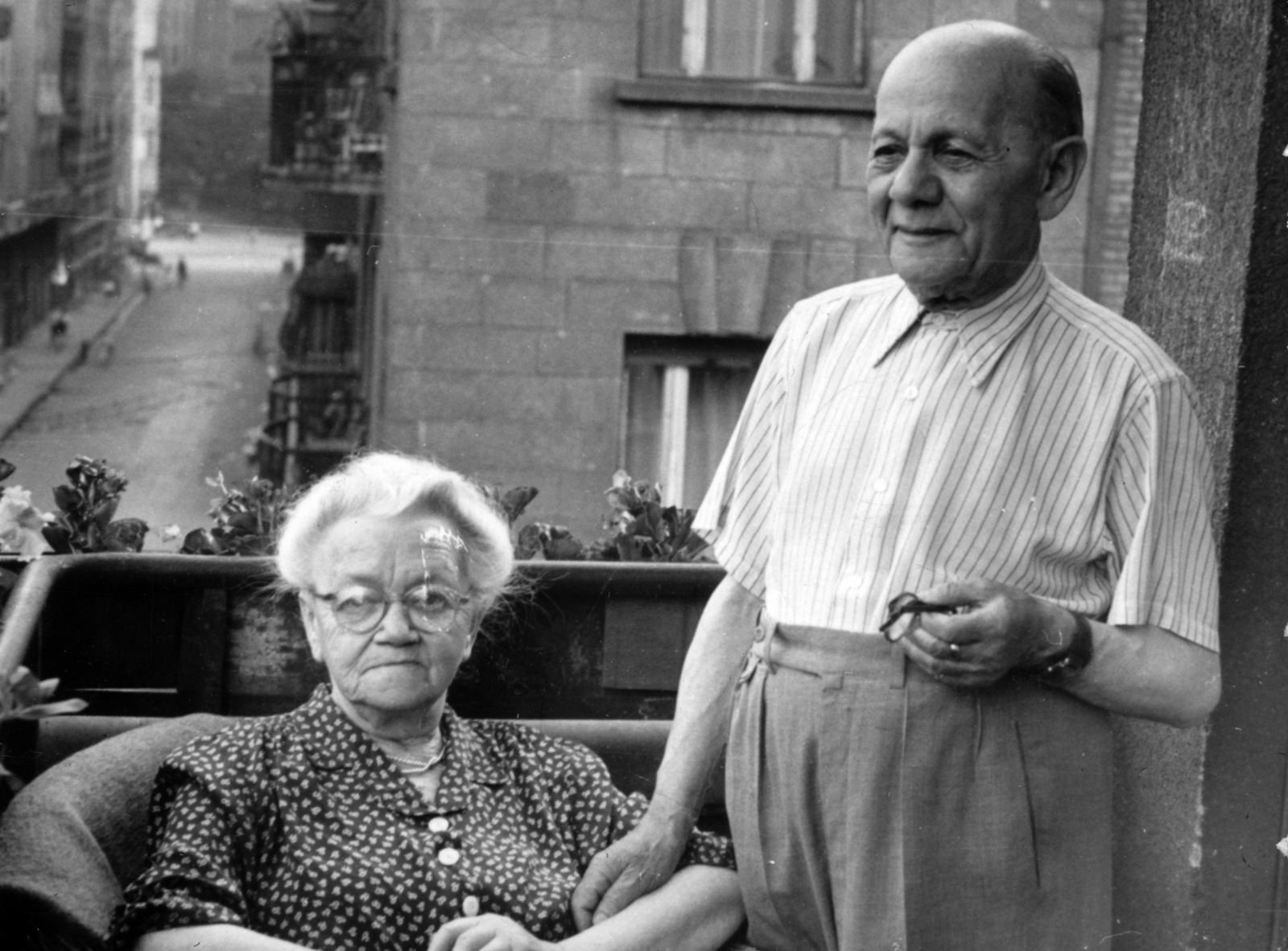 Magyarország, Budapest XIII., Hollán Ernő (Fürst Sándor) utca, a 16. számú ház II. emeleti erkélye a Katona József utca sarkánál. Balra a Hollán Ernő (Fürst Sándor) utca Budai Nagy Antal utca felé vezető szakasza., 1961, Kahán Katalin, Budapest, Fortepan #164585