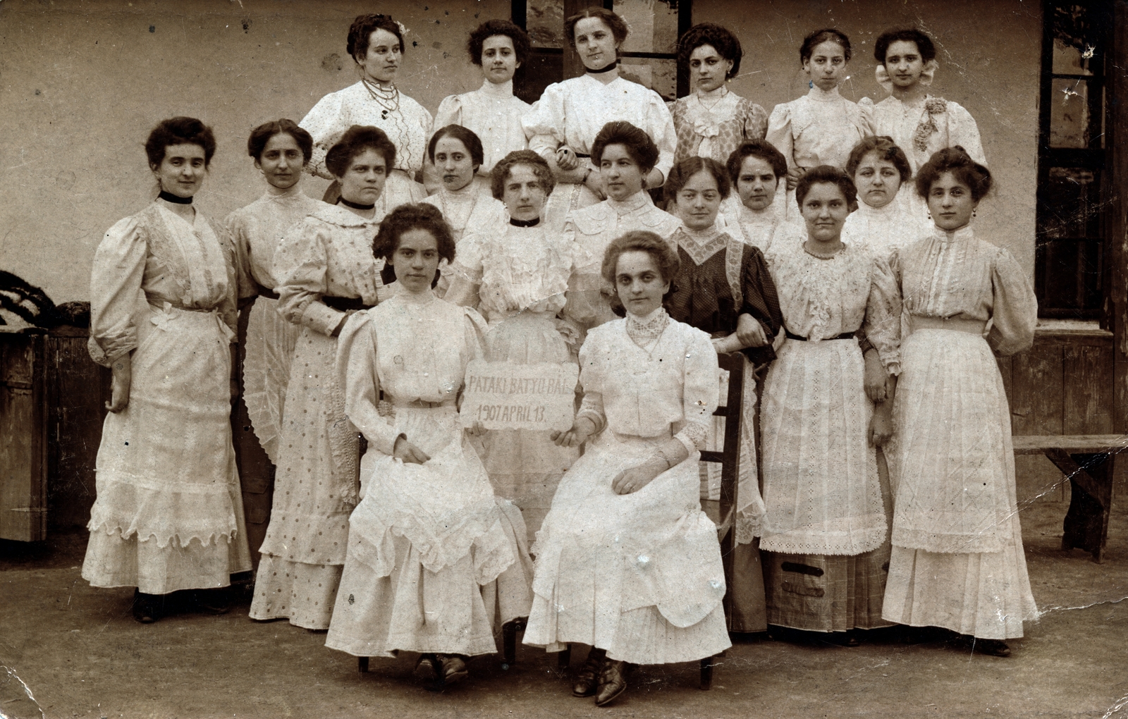 Magyarország, Sárospatak, Batyu bál résztvevői 1907. április 13-án., 1907, Bartha Emese, csoportkép, fehér ruha, lányok, Fortepan #164598