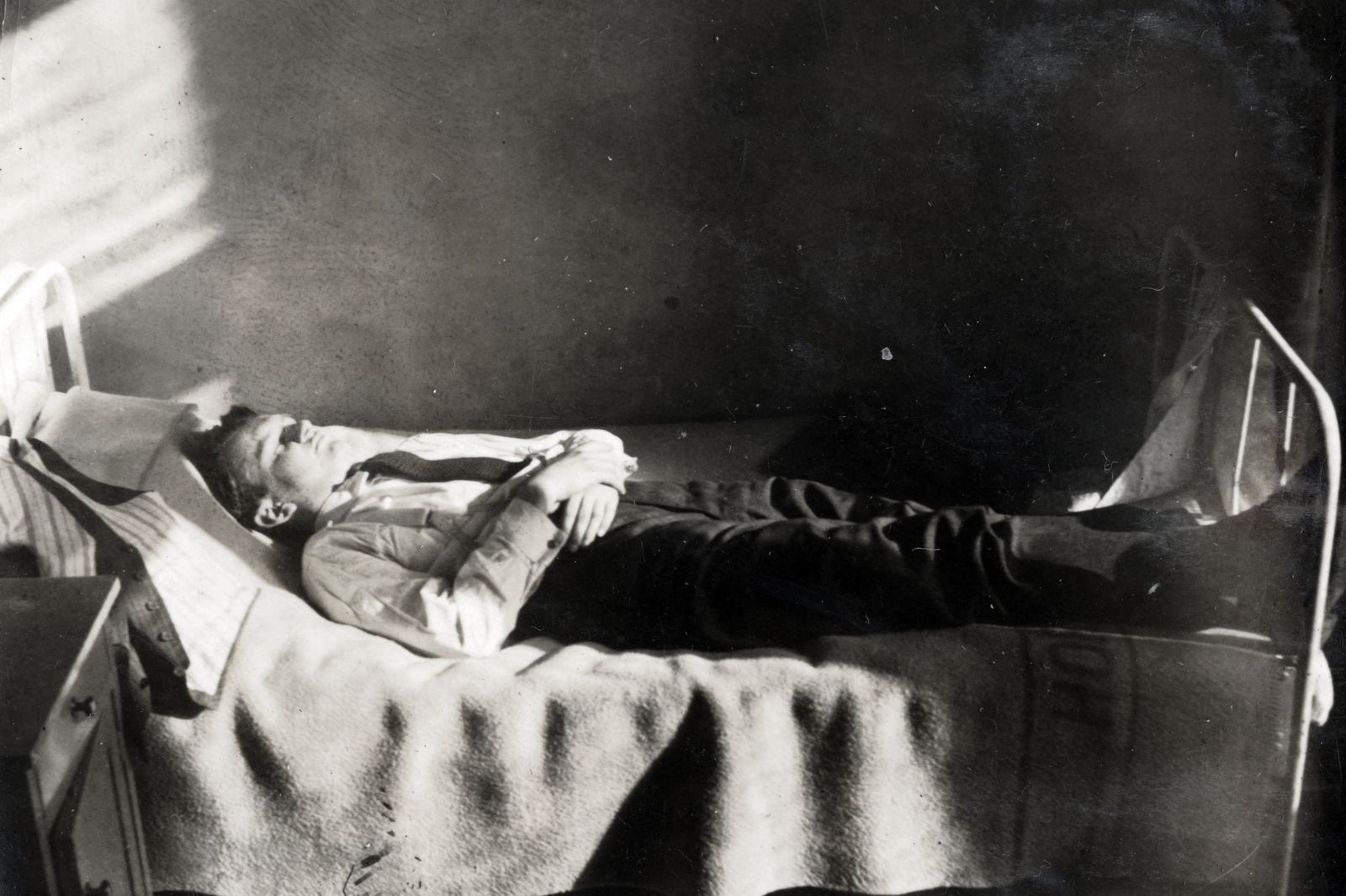 Hungary, Szeged, 1932, Bartha Emese, iron bed, lying on the back, man, sunshine, relaxation, berth, Fortepan #164628