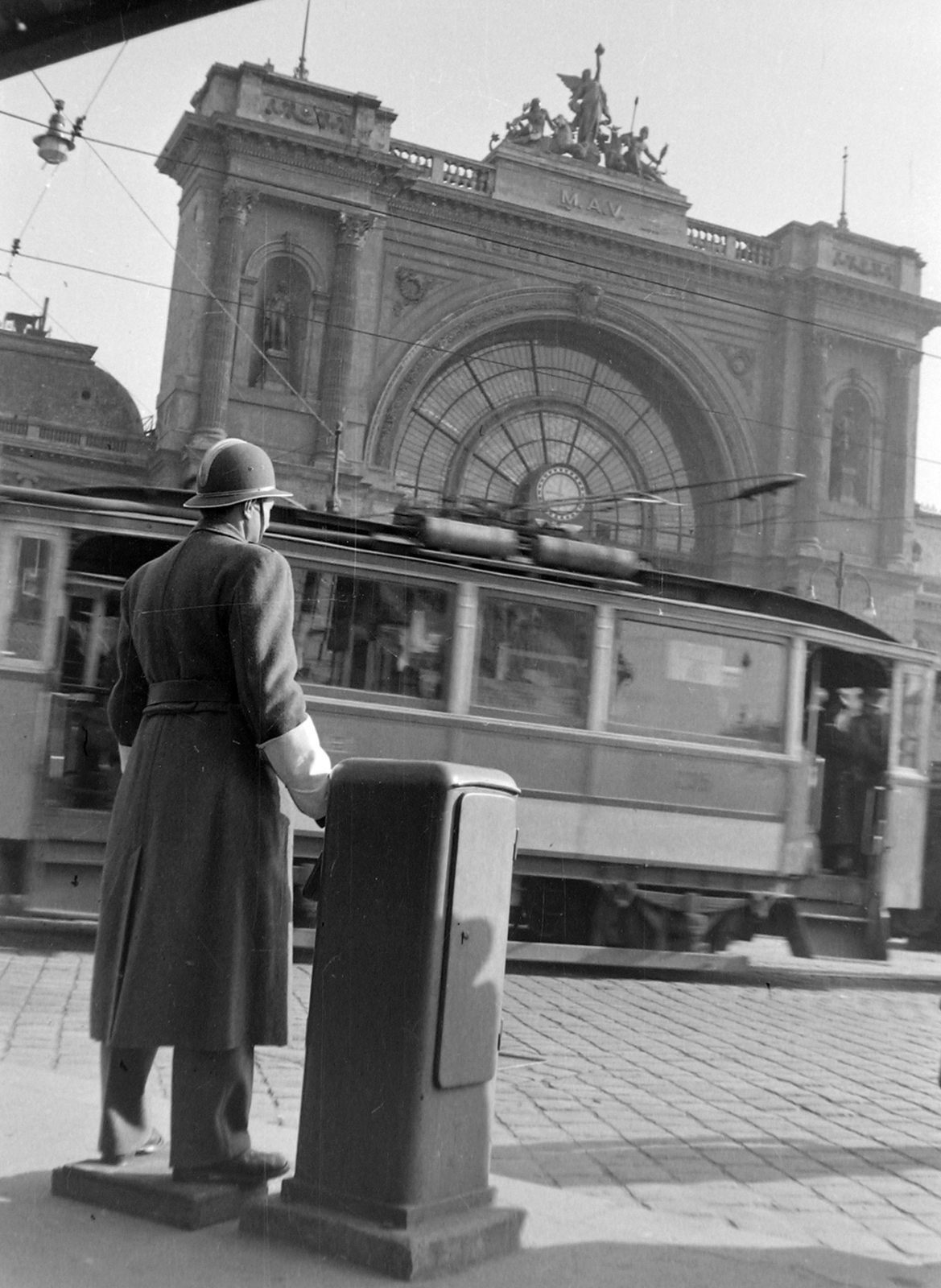 Hungary, Budapest VIII., Baross tér, szemben a Keleti pályaudvar., 1948, Magyar Rendőr, railway, cop, tram, train station, pulpit for police officers, eclectic architecture, Budapest, Gyula Rochlitz-design, Fortepan #16465