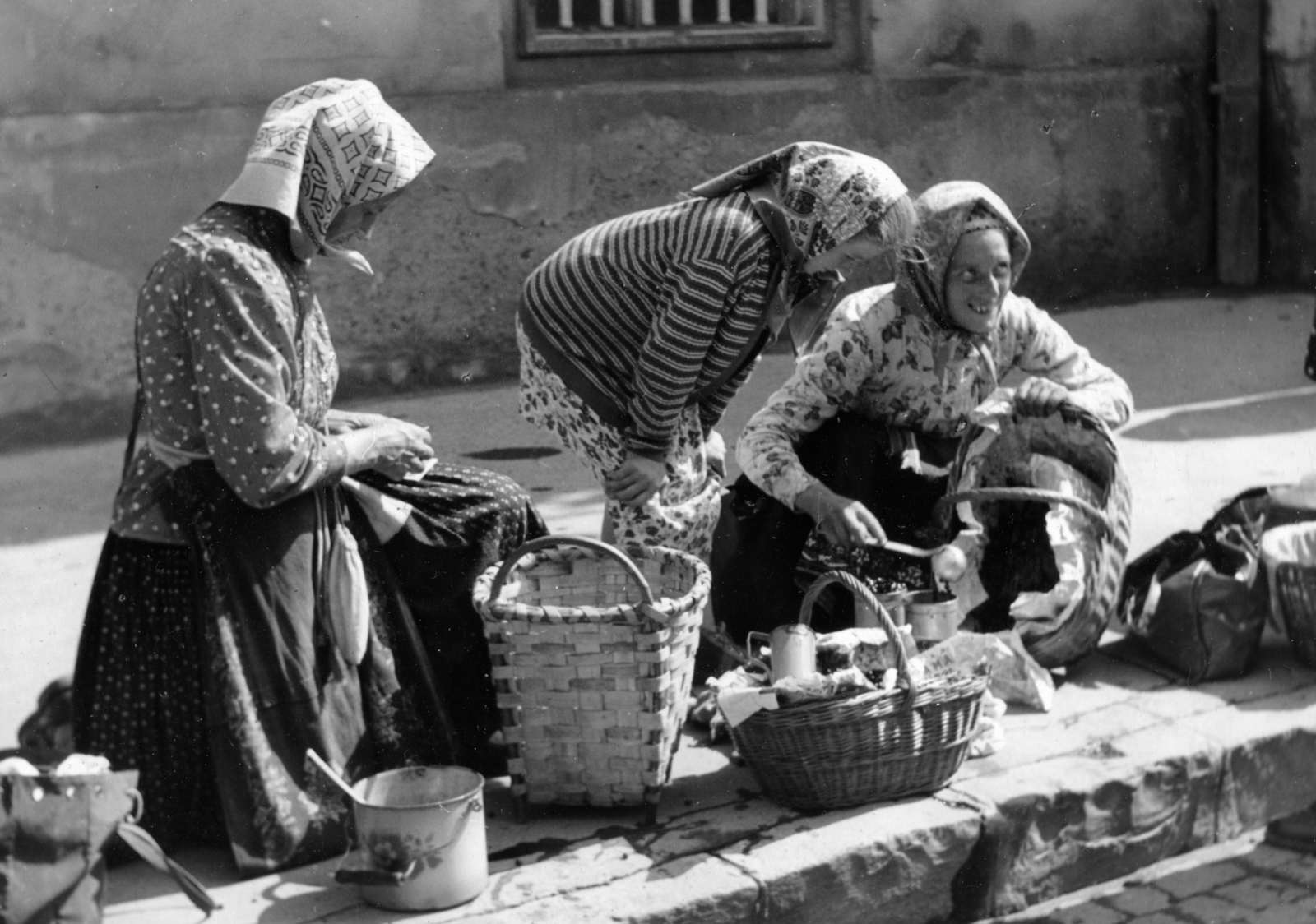 Slovakia, Levoča, 1959, Faragó László, Czechoslovakia, costermonger, striped dress, headscarf, wickerwork, market, Fortepan #164661