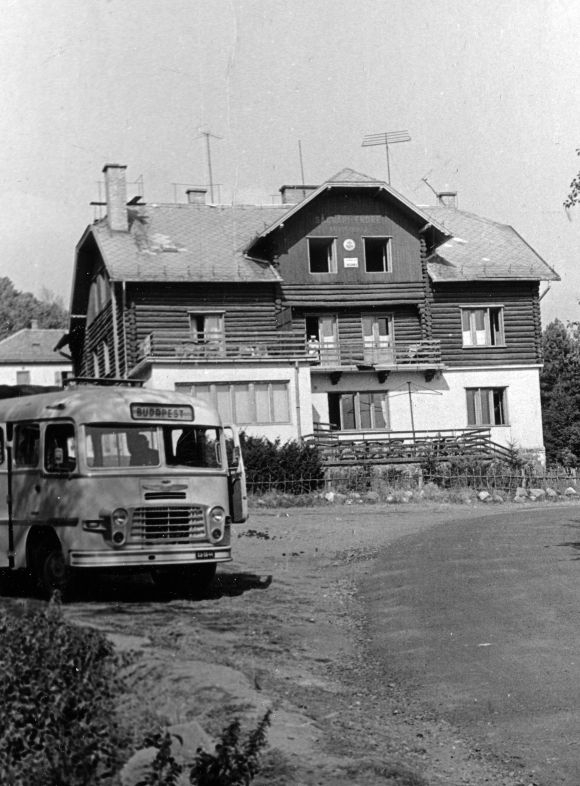 Magyarország, Szentendre, Lajosforrás turistaközpont, Ságvári Endre turistaház., 1961, Faragó László, Ikarus 31/311, menedékház, Fortepan #164669