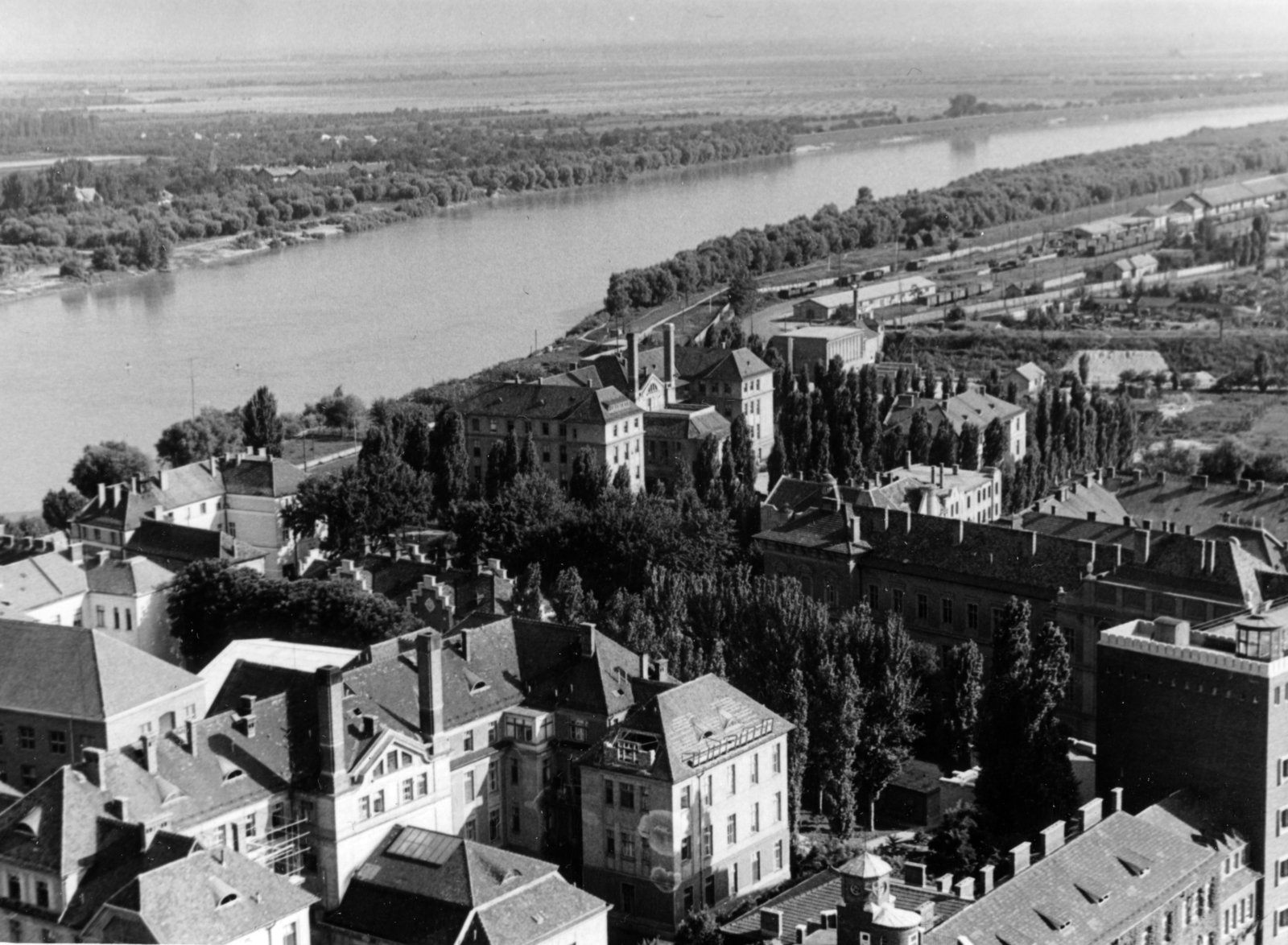 Hungary, Szeged, kilátás a Fogadalmi templom tornyából, előtérben balra a sebészeti klinika tömbje., 1962, Faragó László, Fortepan #164679