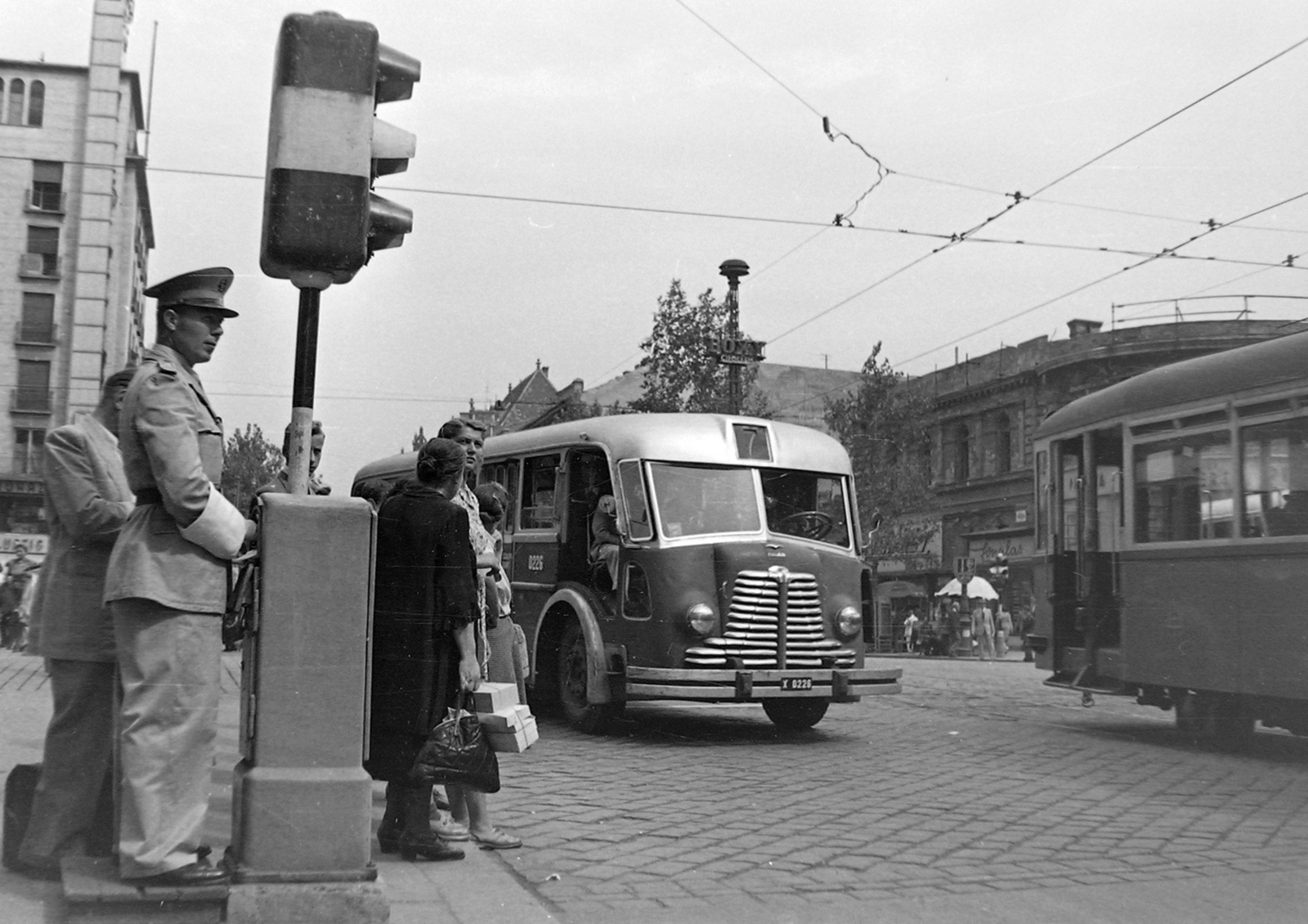 Hungary, Budapest VIII.,Budapest V.,Budapest VII., Astoria kereszteződés a Kossuth Lajos utca felől nézve., 1948, Magyar Rendőr, transport, bus, Hungarian brand, signal, cop, tram, MÁVAG-brand, Budapest, public transport line number, Fortepan #16470