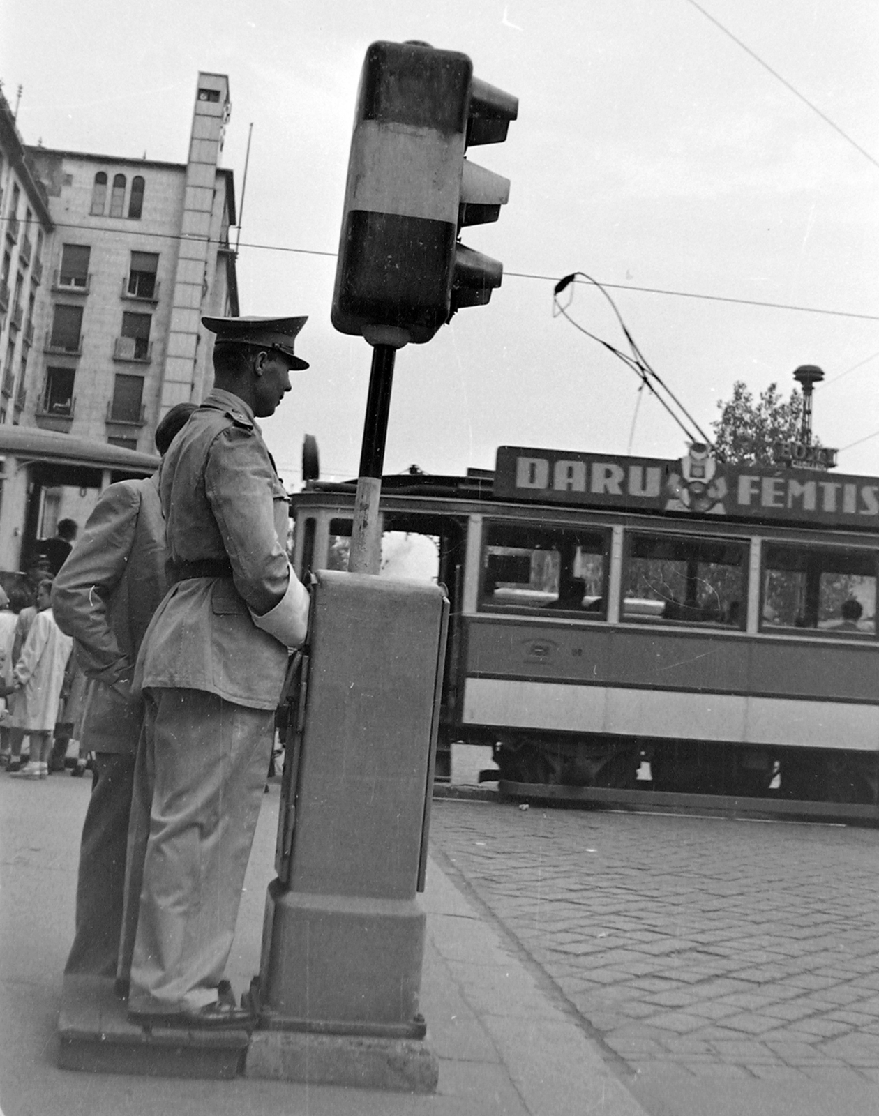 Magyarország, Budapest VIII.,Budapest V.,Budapest VII., Astoria kereszteződés a Kossuth Lajos utca felől nézve., 1948, Magyar Rendőr, közlekedés, jelzőlámpa, rendőr, villamos, Budapest, Fortepan #16471