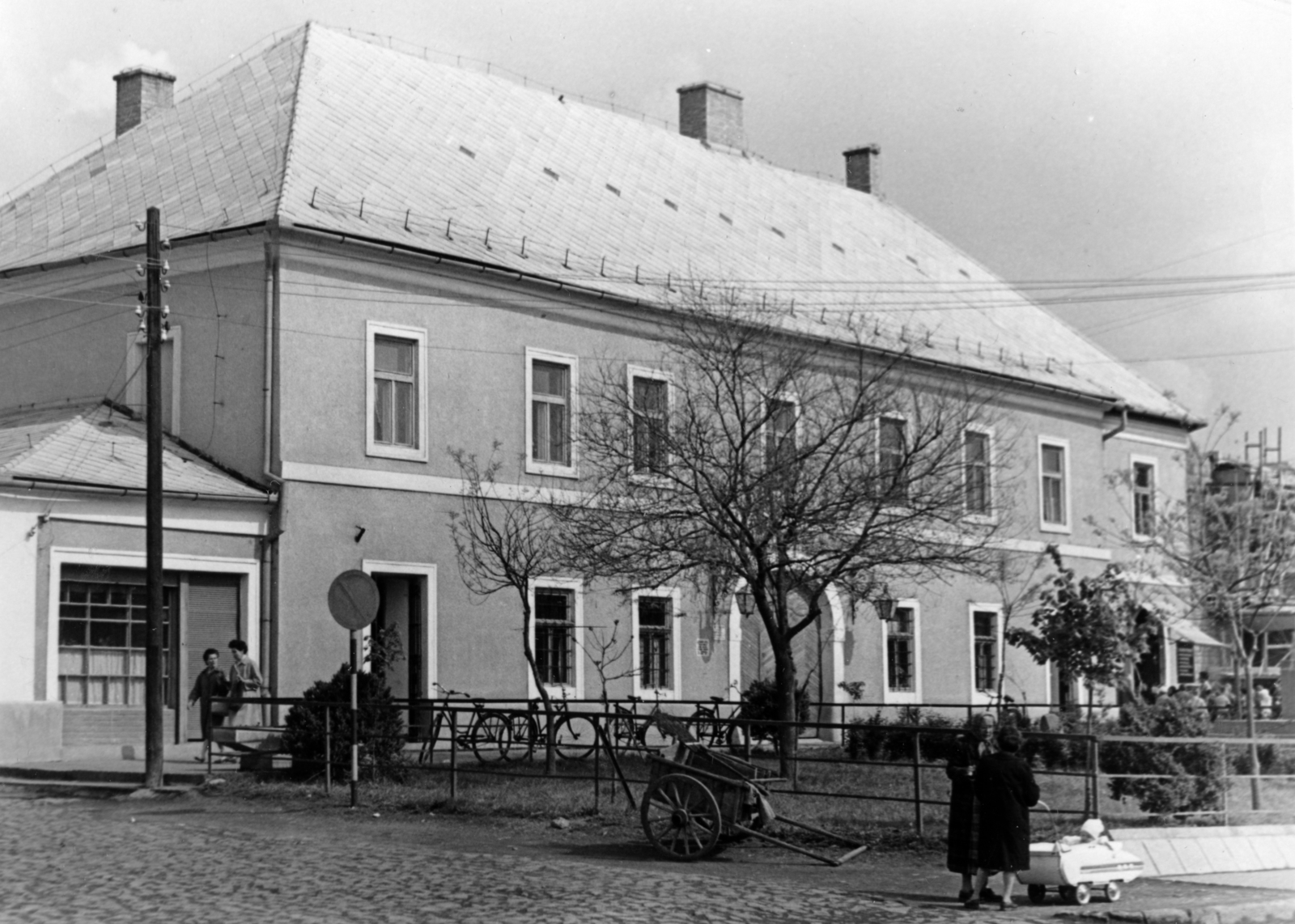 Magyarország, Mezőkövesd, Szent László (Béke) tér 8., a Mezőkövesdi Matyó Népművészeti és Háziipari Szövetkezet épülete, a Matyóház, később Matyó Múzeum., 1962, Faragó László, Fortepan #164710