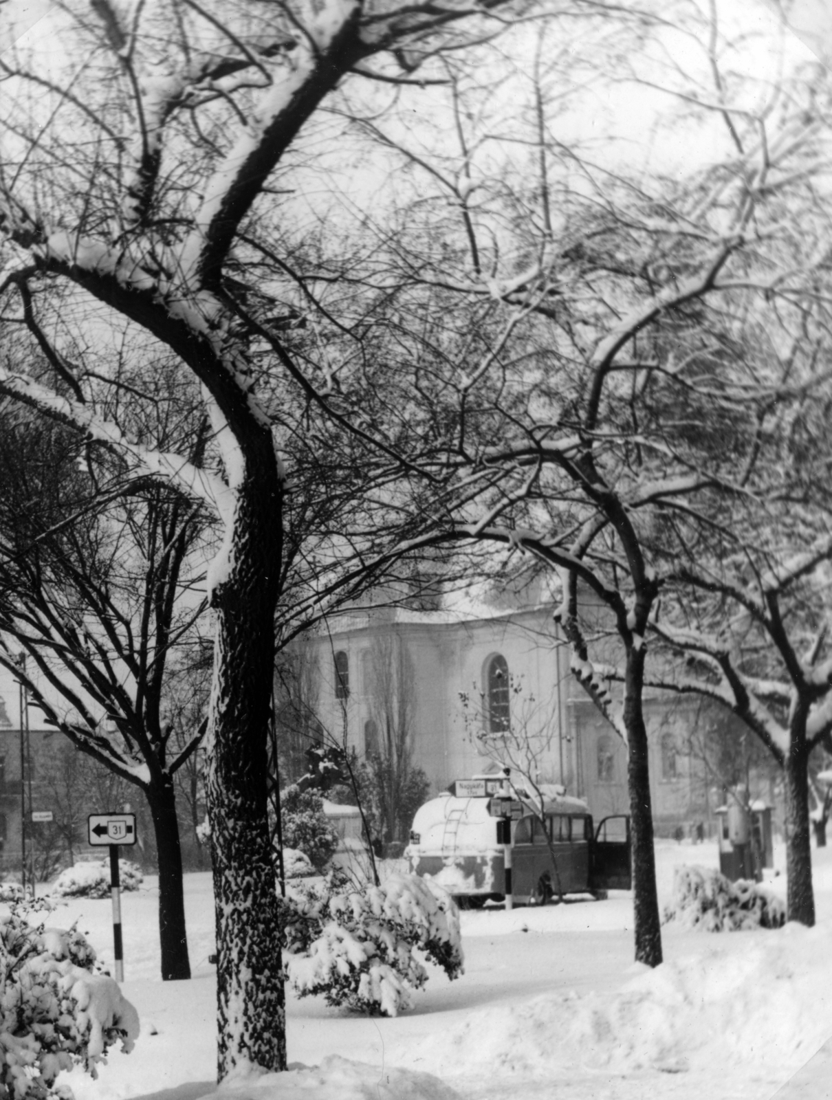 Hungary, Jászberény, Lehel vezér tér, a Jász huszárok első világháborús emlékműve és a Nagyboldogasszony-templom a Megyeháza utcától nézve., 1956, Faragó László, snow, First World War, Fortepan #164714