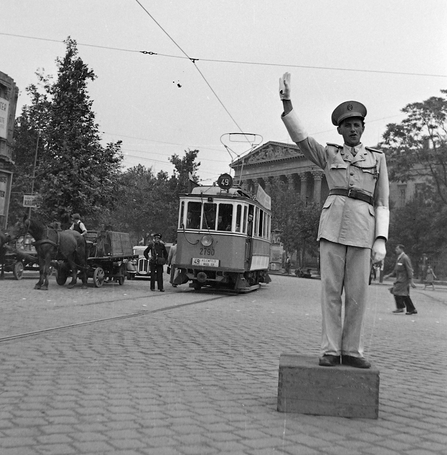 Hungary, Budapest VIII.,Budapest V., Kálvin tér, háttérben a Magyar Nemzeti Múzeum., 1948, Magyar Rendőr, transport, Horse-drawn carriage, cop, tram, teamster, pulpit for police officers, Budapest, directing traffic, public transport line number, Fortepan #16472
