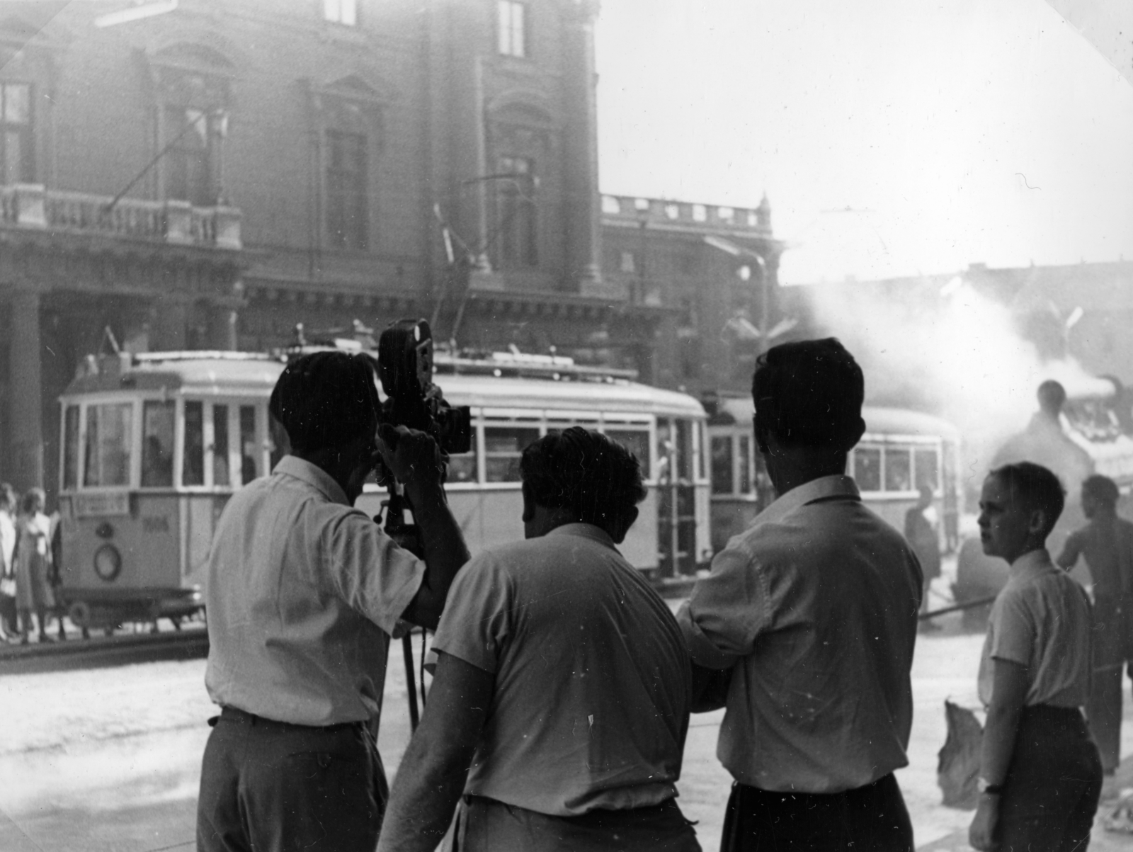 Hungary, Budapest VII., Rákóczi út, filmforgatás, háttérben a Nemzeti Színház. Jobbra aszfaltozók az Akácfa utca közelében., 1959, Faragó László, Budapest, movie camera, cameraman, back, tram, Fortepan #164728