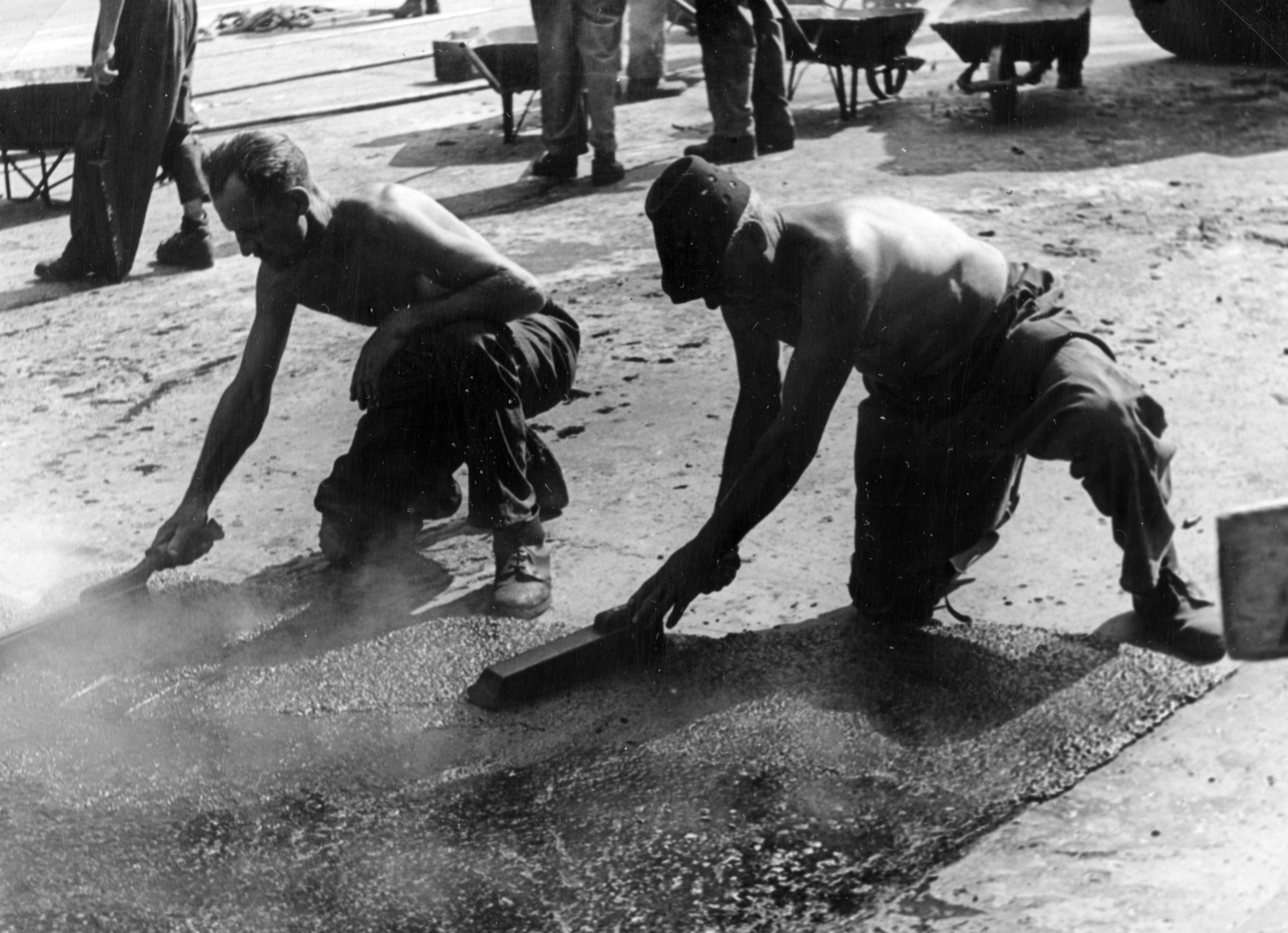 Hungary, Budapest VII., Rákóczi út az Akácfa utca közelében, aszfaltozók., 1959, Faragó László, Budapest, half-naked, worker, kneeling, paving, Fortepan #164730