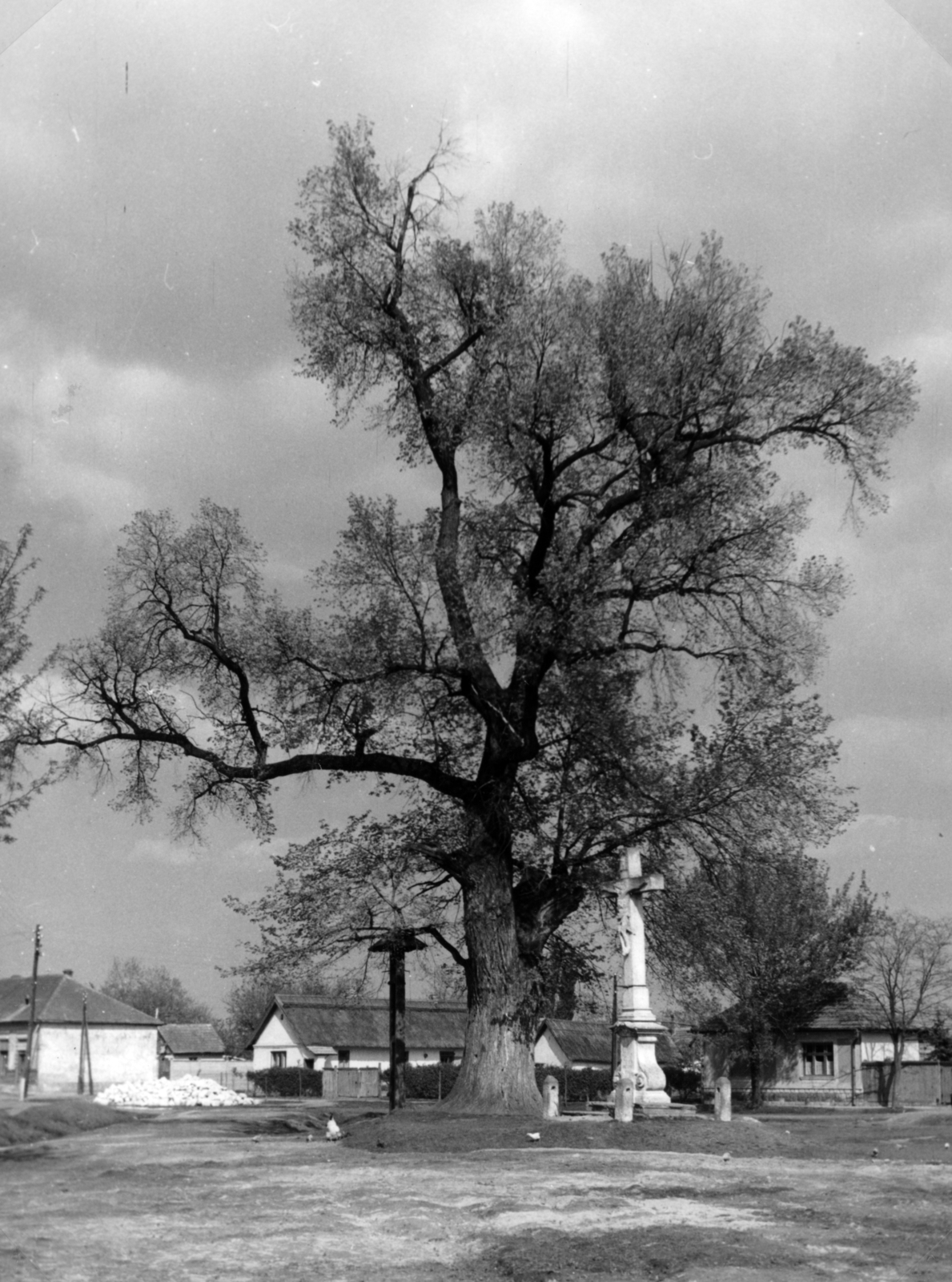 Hungary, Jászberény, Vásár tér, Kovács-kereszt., 1959, Faragó László, wood, cross, Fortepan #164734