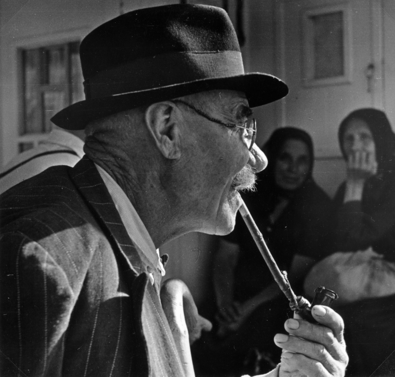1959, Faragó László, hat, pipe, old person, face profile, peeking, Fortepan #164737