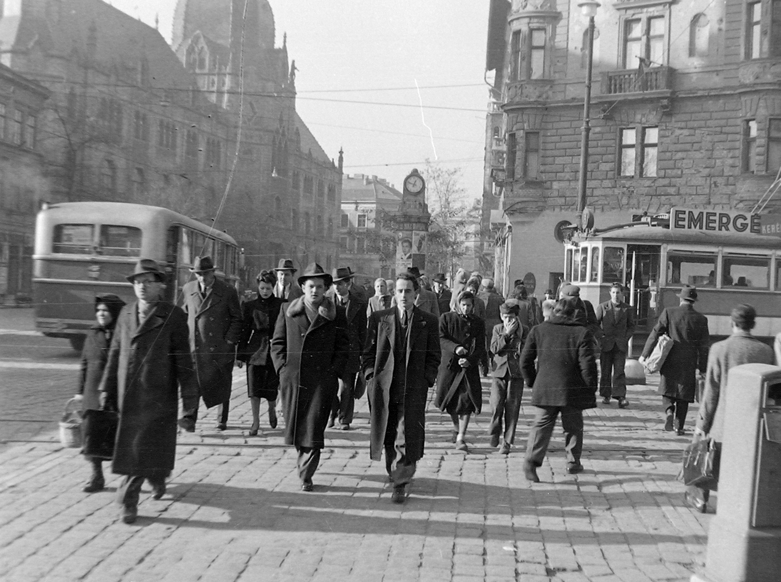 Hungary, Budapest VIII.,Budapest IX., Nagykörút és az Üllői út kereszteződése, háttérben az Iparművészeti Múzeum.., 1948, Magyar Rendőr, transport, bus, crosswalk, tram, MÁVAG-brand, Secession, museum, Ödön Lechner-design, tram stop, Budapest, Art Nouveau architecture, Gyula Pártos-design, Fortepan #16474