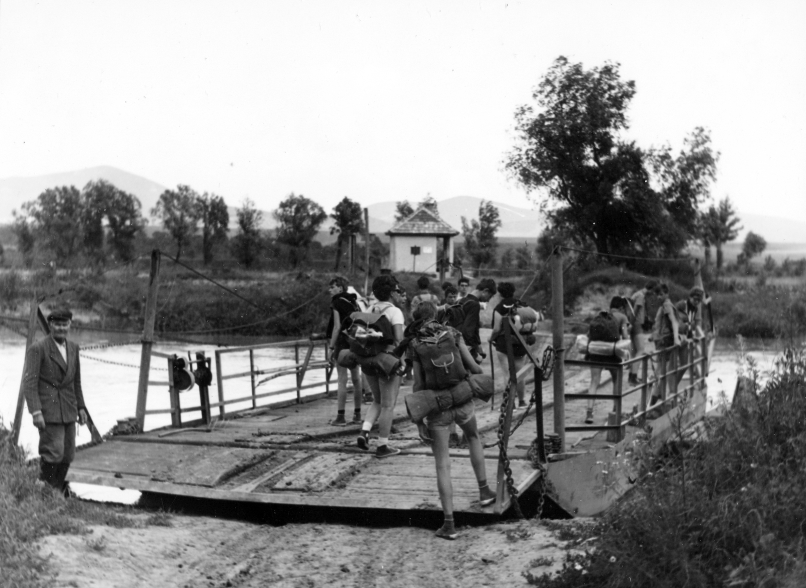 Magyarország, Hernádcéce, komp a Hernád folyón, átkelés az Országos Kéktúra útvonalán Méra község felé., 1969, Faragó László, komp, Fortepan #164766