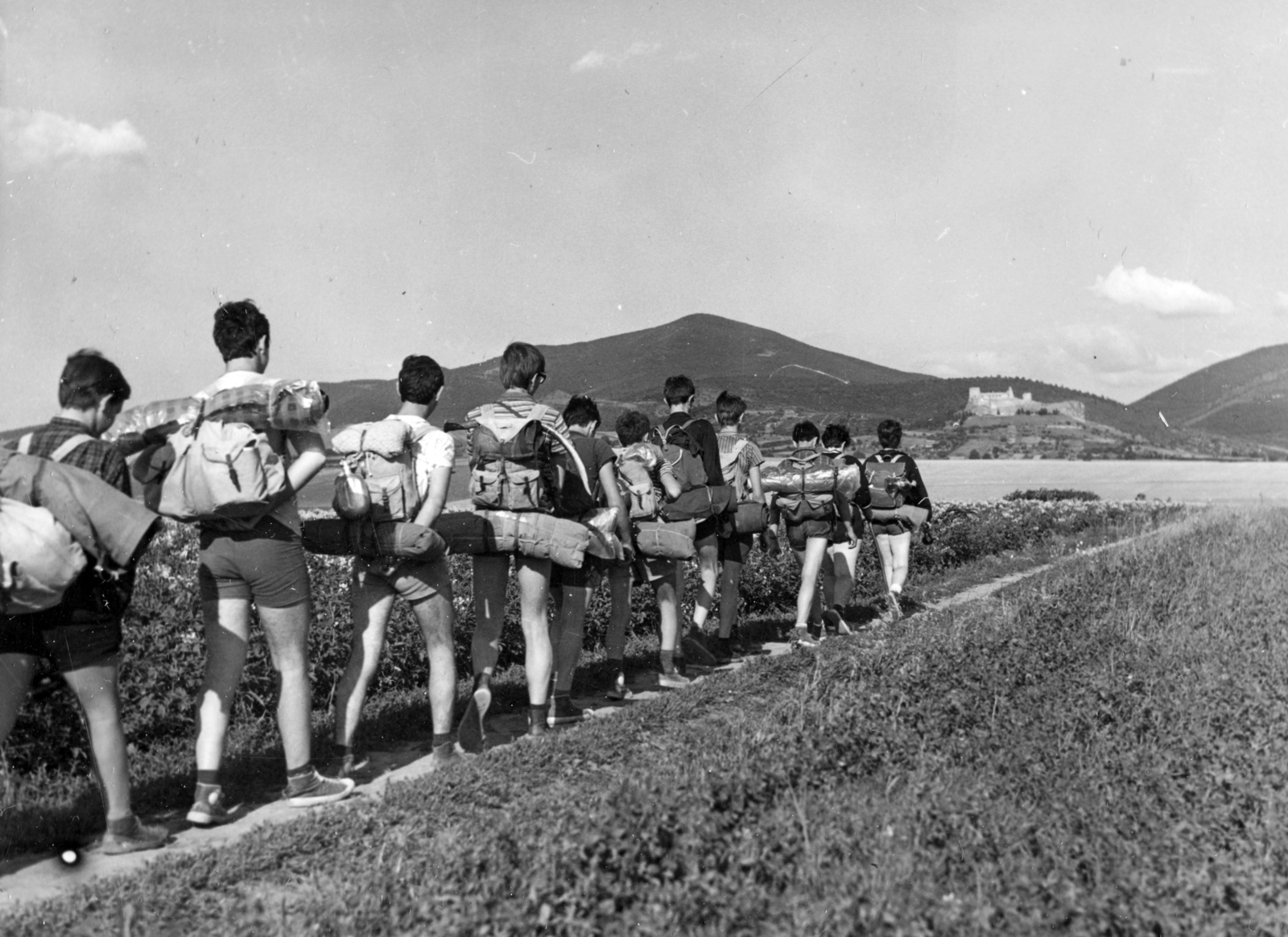 Magyarország, Boldogkőváralja, Boldogkő vára., 1969, Faragó László, háttal, libasor, turistafelszerelés, hátizsák, Fortepan #164767