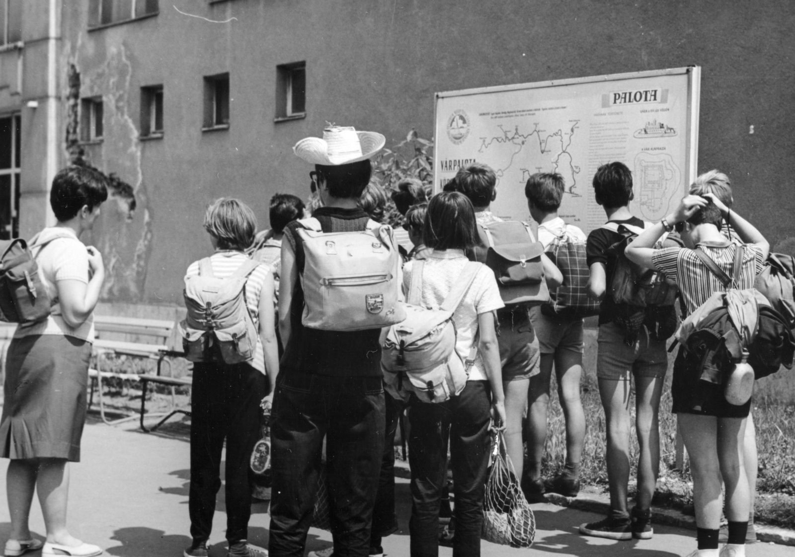 Hungary, Várpalota, Szabadság tér, háttérben az egykori Vájáriskola, ma Faller Jenő Technikum, Szakképző Iskola és Kollégium., 1967, Faragó László, summer camp, Fortepan #164782