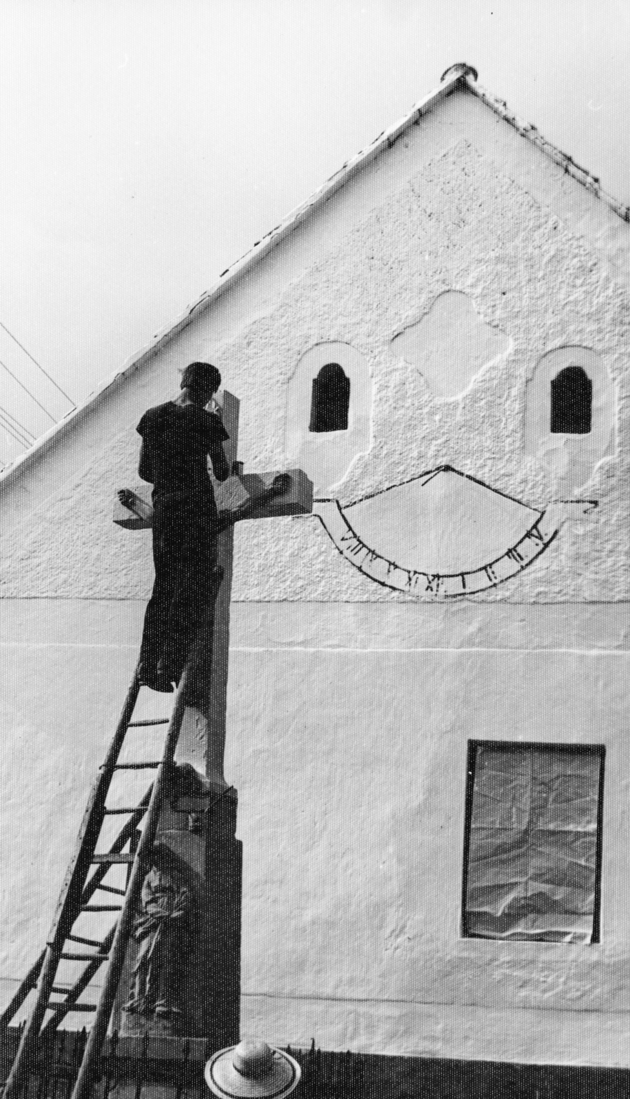 Hungary, Városlőd, Béke utca 2., a napórás ház előtte egy 1808-ban állított kőkereszt., 1967, Faragó László, ladder, sun clock, Fortepan #164785
