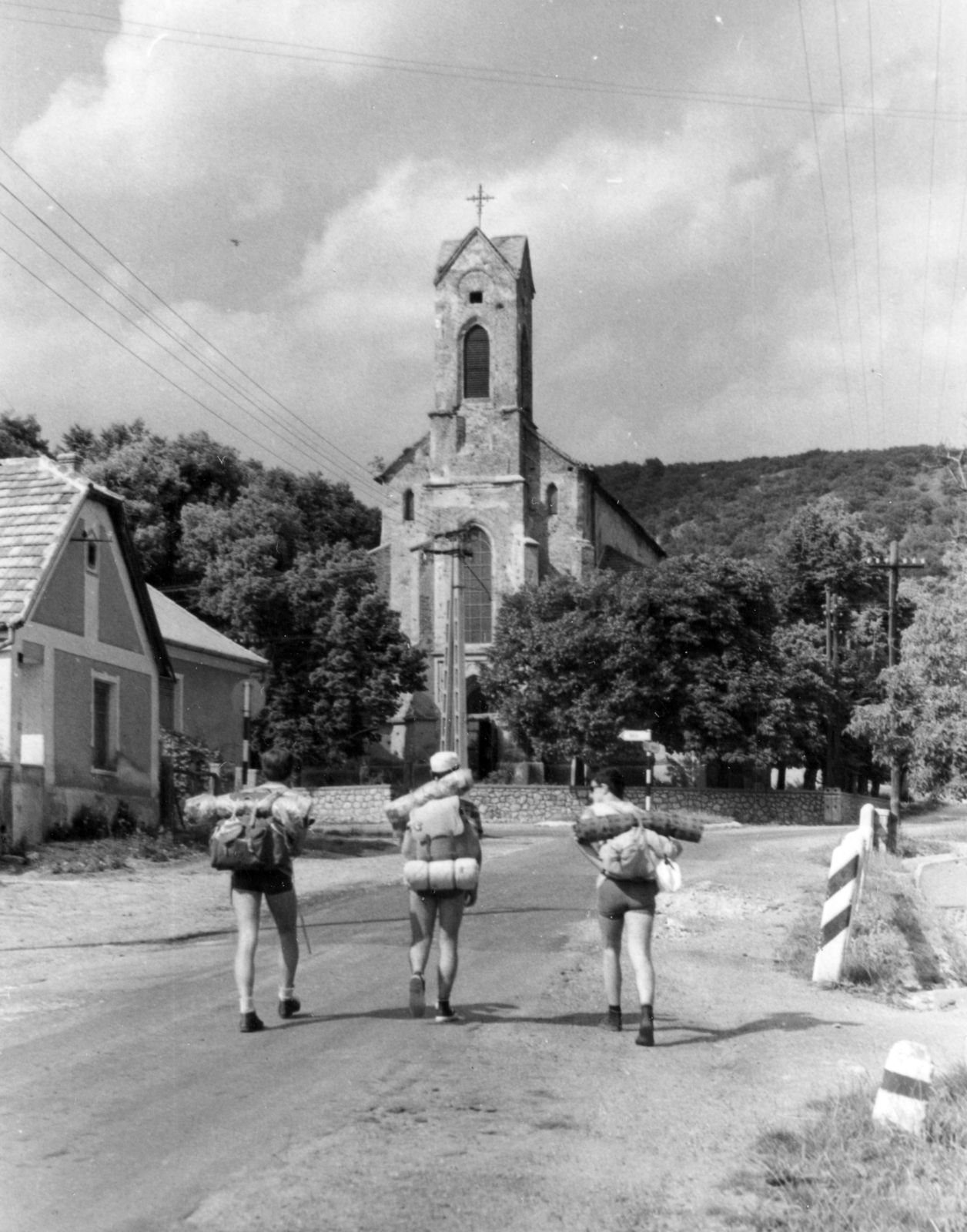 Hungary, Csókakő, Kossuth Lajos utca, szemben a Szent Donát-templom., 1970, Faragó László, Fortepan #164789