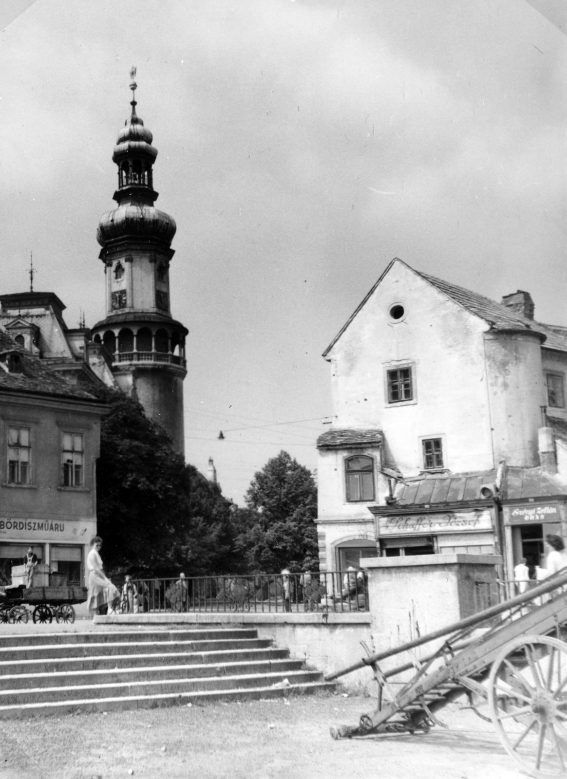 Magyarország, Sopron, Várkerület (Lenin körút) az Ikvahíd felől nézve, háttérben az Előkapu és a Tűztorony., 1957, Faragó László, torony, Fortepan #164800