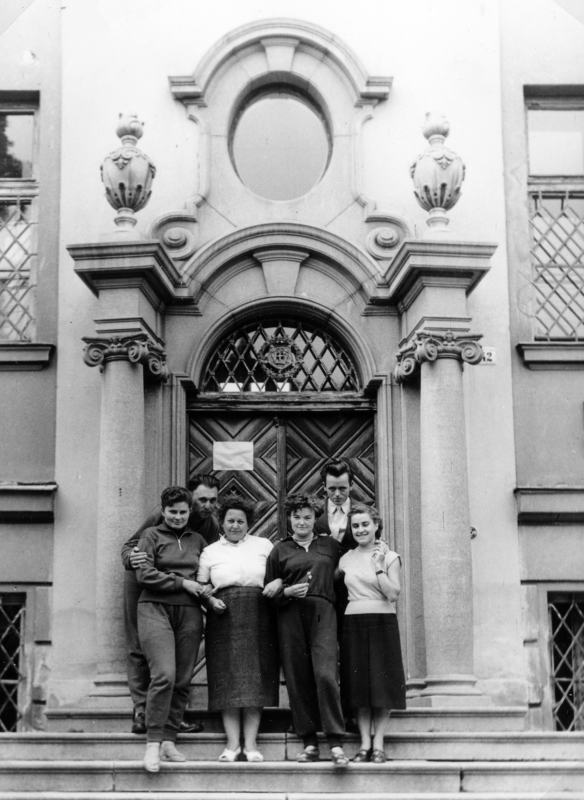 Magyarország, Sopron, József Attila utca 42., József Attila Általános Iskola és Nevelőotthon (eredetileg az 1829-ben épült Evangélikus Teológus Otthon)., 1957, Faragó László, csoportkép, épületdísz, Fortepan #164801