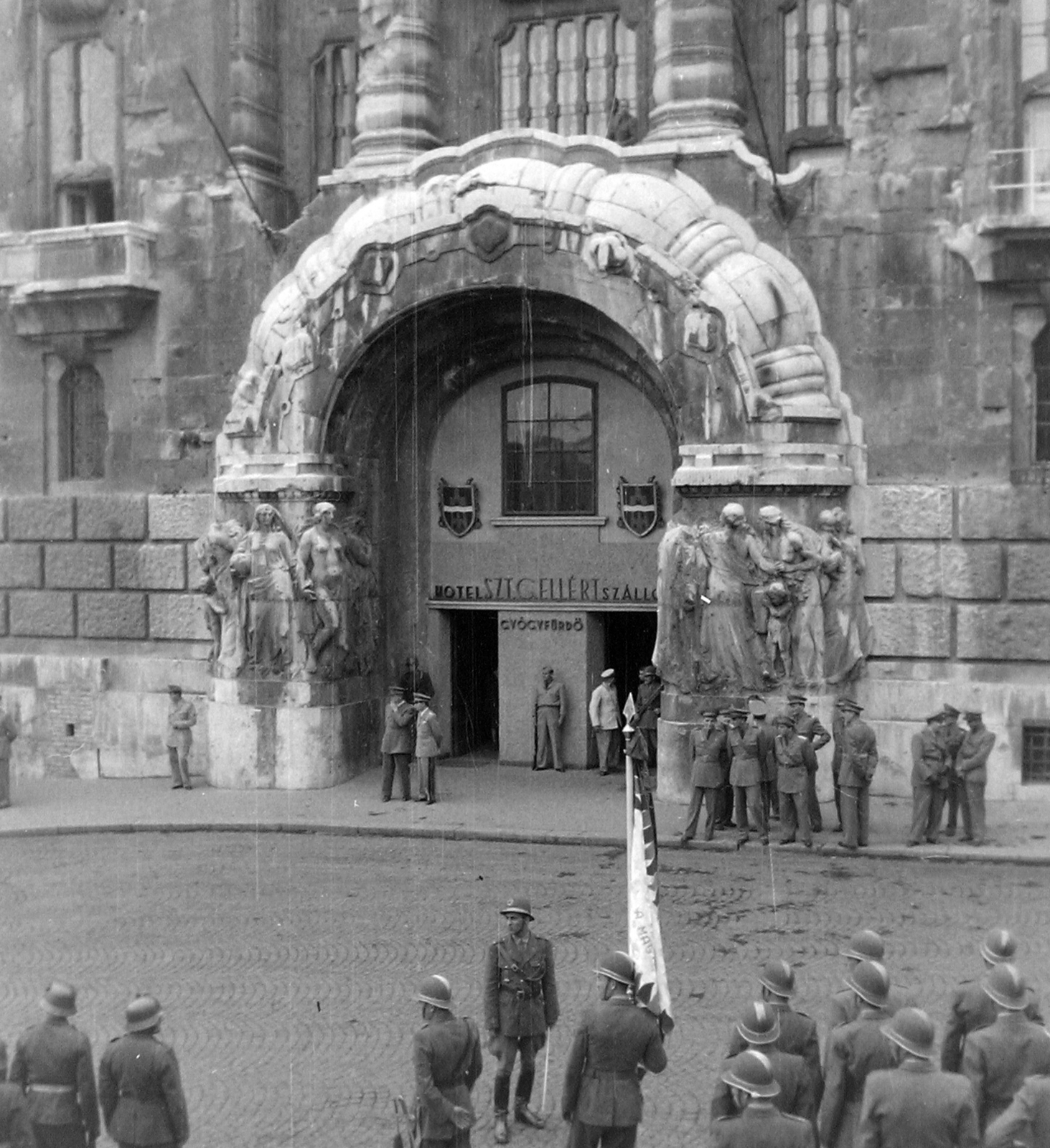 Hungary, Budapest XI., a Gellért Szálló Kelenhegyi úti oldala (fürdő bejárat)., 1949, Magyar Rendőr, cop, Budapest, architectural ornament, Fortepan #16482