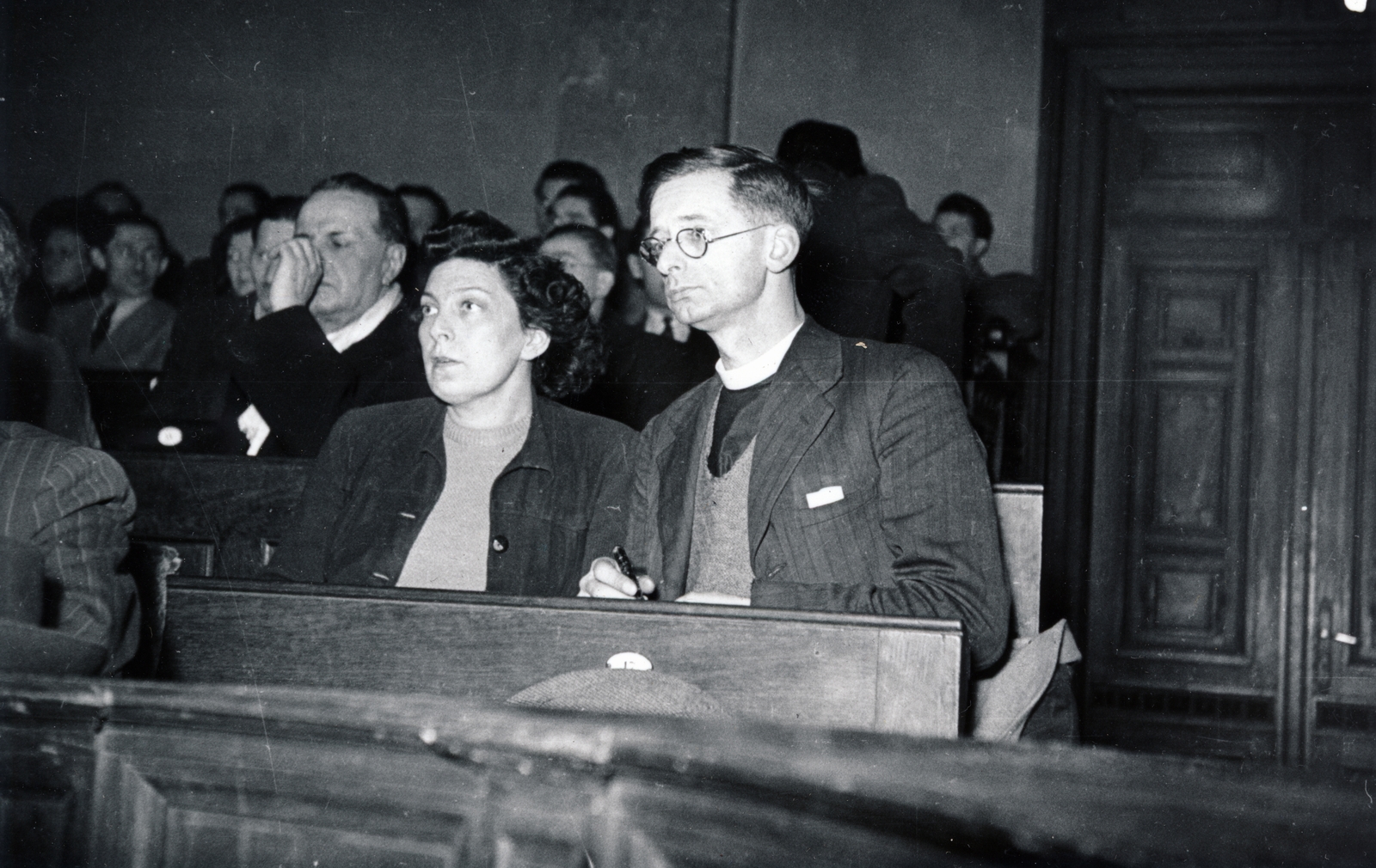 Hungary, Budapest V., Markó utca 27., a Fővárosi Törvényszék épületének nagy esküdtszéki terme. A Budapesti Népbíróság különtanácsa által lefolytatott Mindszenty József bíboros, hercegprímás és vádlott társainak koncepciós pere 1949. február 3-5 között. A hazai és külföldi sajtó képviselői és a kiválogatott hallgatóság., 1949, Fortepan/Album045, Budapest, taking notes, trial, press, Fortepan #164832