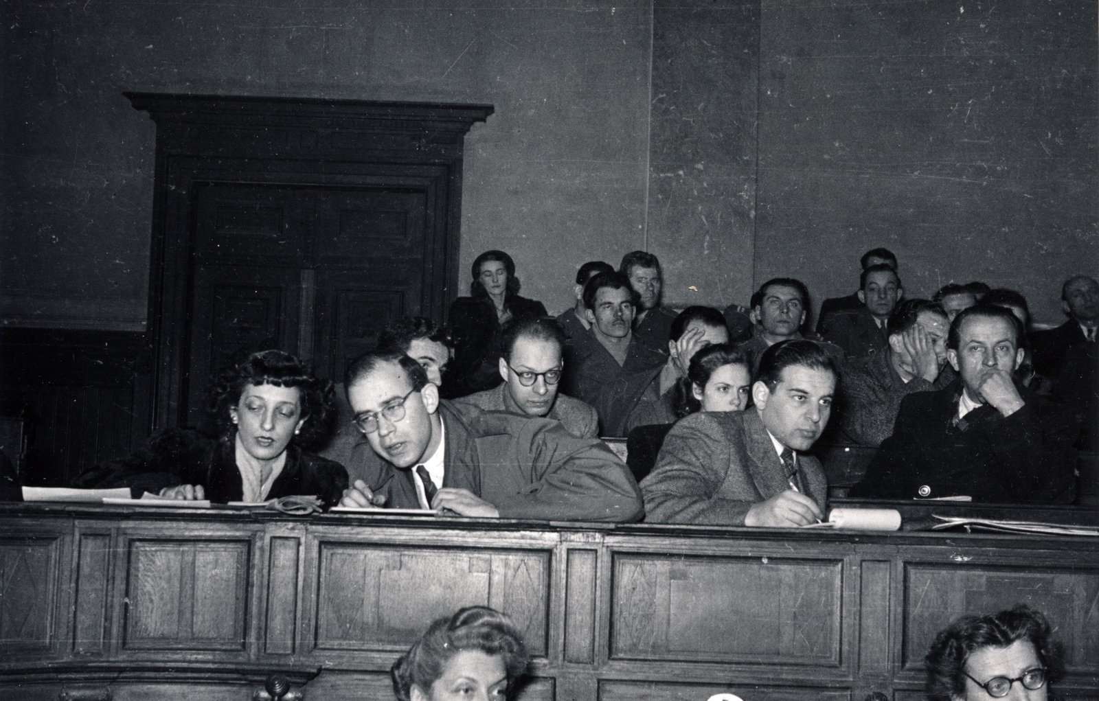 Magyarország, Budapest V., Markó utca 27., a Fővárosi Törvényszék épületének nagy esküdtszéki terme. A Budapesti Népbíróság különtanácsa által lefolytatott Mindszenty József bíboros, hercegprímás és vádlott társainak koncepciós pere 1949. február 3-5 között. A hazai és külföldi sajtó képviselői és a kiválogatott hallgatóság., 1949, Fortepan/Album045, Bass Tibor, Budapest, jegyzetelés, bírósági tárgyalás, sajtó, Fortepan #164834