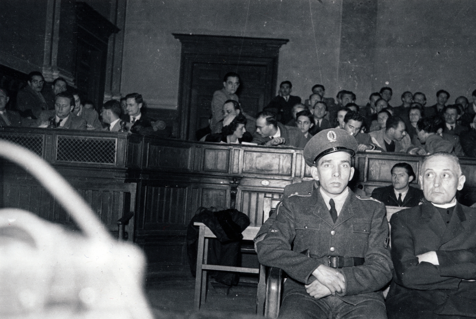 Hungary, Budapest V., Markó utca 27., a Fővárosi Törvényszék épületének nagy esküdtszéki terme. A Budapesti Népbíróság különtanácsa által lefolytatott Mindszenty József bíboros, hercegprímás és vádlott társainak koncepciós pere 1949. február 3-5 között. Jobb szélen Mindszenty József bíboros, hercegprímás., 1949, Fortepan/Album045, Budapest, trial, Fortepan #164867