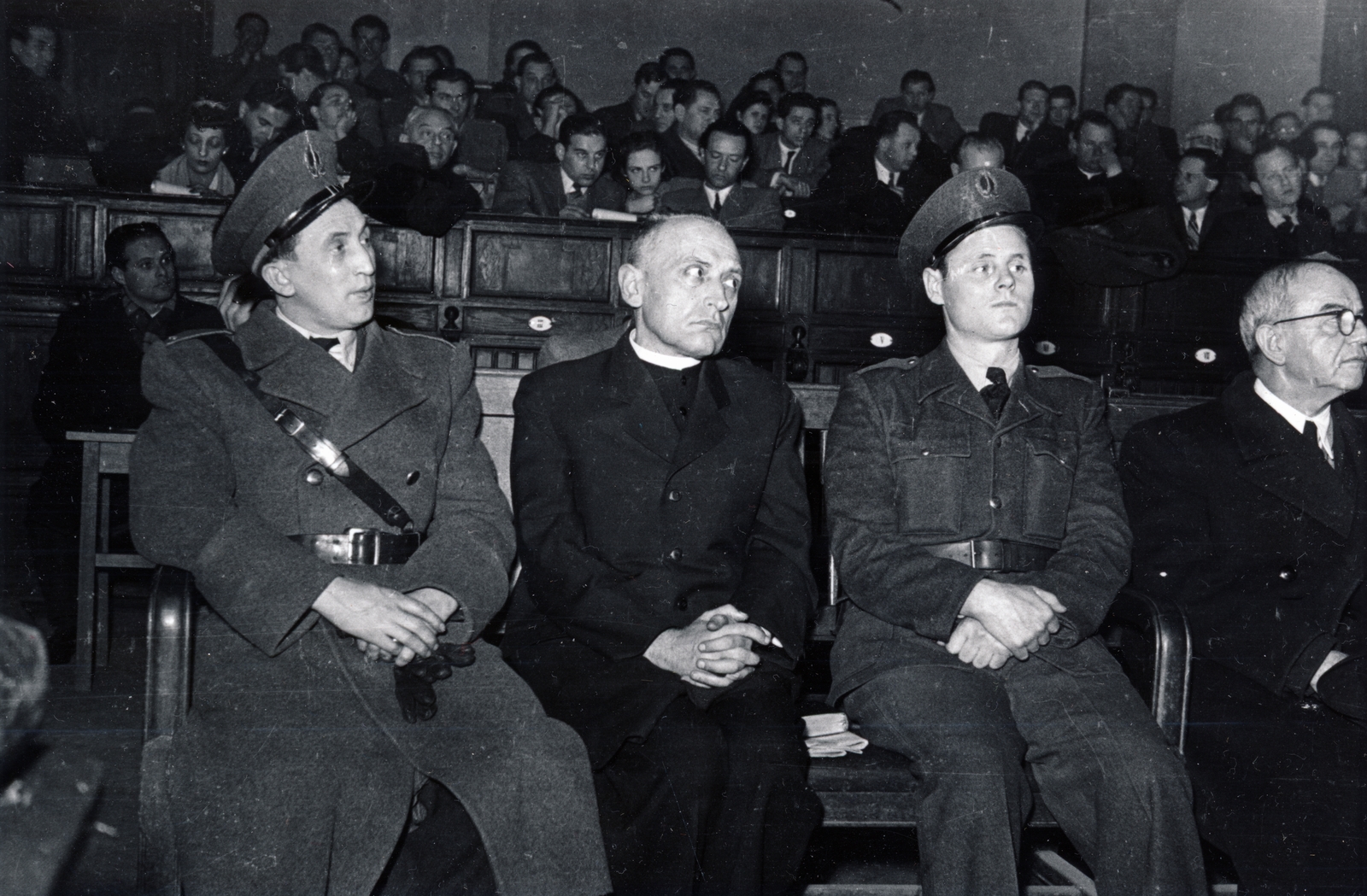 Magyarország, Budapest V., Markó utca 27., a Fővárosi Törvényszék épületének nagy esküdtszéki terme. A Budapesti Népbíróság különtanácsa által lefolytatott Mindszenty József bíboros, hercegprímás és vádlott társainak koncepciós pere 1949. február 3-5 között. Mindszenty József bíboros, hercegprímás, jobb szélen dr. Baranyay Jusztin ciszterci szerzetes, egyházjogász, egyetemi tanár., 1949, Fortepan/Album045, Bass Tibor, Budapest, bírósági tárgyalás, Best of, Fortepan #164869