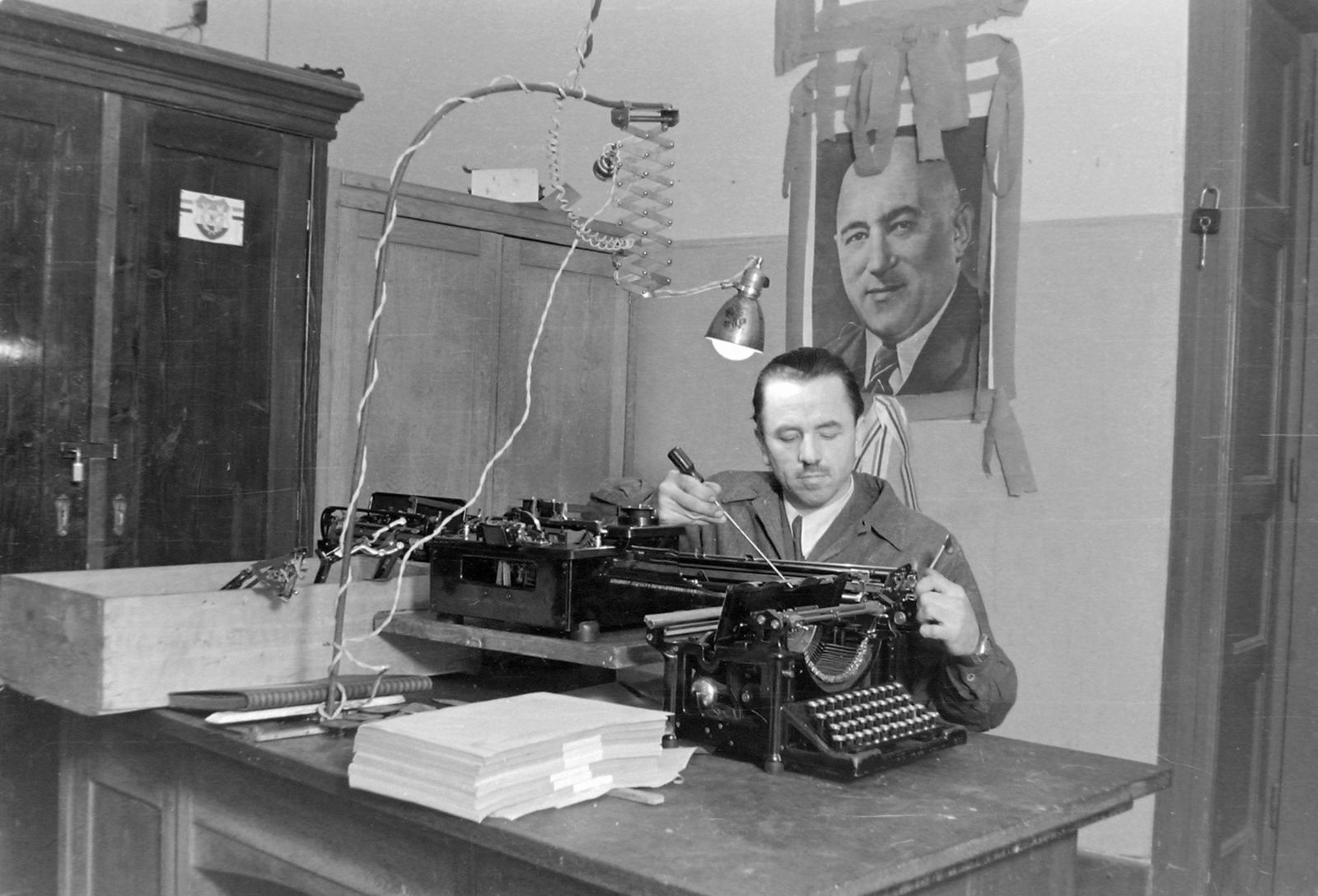 Hungary, Budapest, BM Gazdasági és Műszaki Osztály, műhely., 1949, Magyar Rendőr, typewriter, workshop, Mátyás Rákosi-portrayal, padlock, artisan, Fortepan #16491