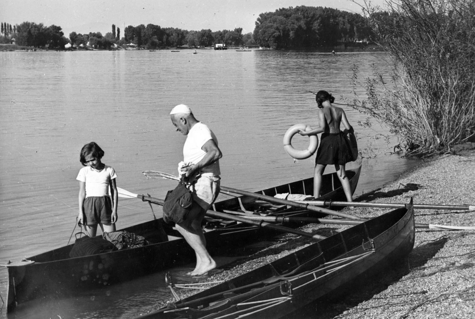 Magyarország,Szentendrei-sziget, szemben a Lupa-sziget déli csúcsa., 1961, Herpay Gábor, csónak, folyópart, evezés, mentőöv, Fortepan #164981