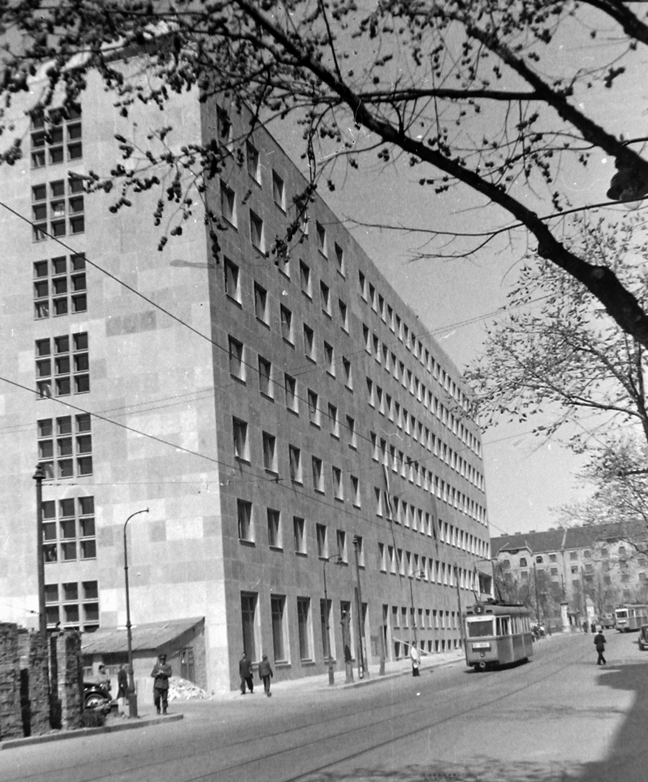 Hungary, Budapest V., Balassi Bálint (Személynök) utca, Képviselői Irodaház ("Fehér Ház") a Jászai Mari (Rudolf) térnél., 1949, Magyar Rendőr, Hungarian brand, tram, Ganz-brand, Stuka tramway, Budapest, Fortepan #16499