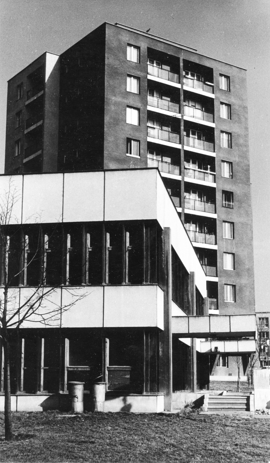 Magyarország, Budapest X., a mai Zsivaj utcai rendelő Ónodi utca felőli oldala, háttérben a Harmat utca 15/c számú lakóház., 1969, Herpay Gábor, Budapest, Fortepan #164997