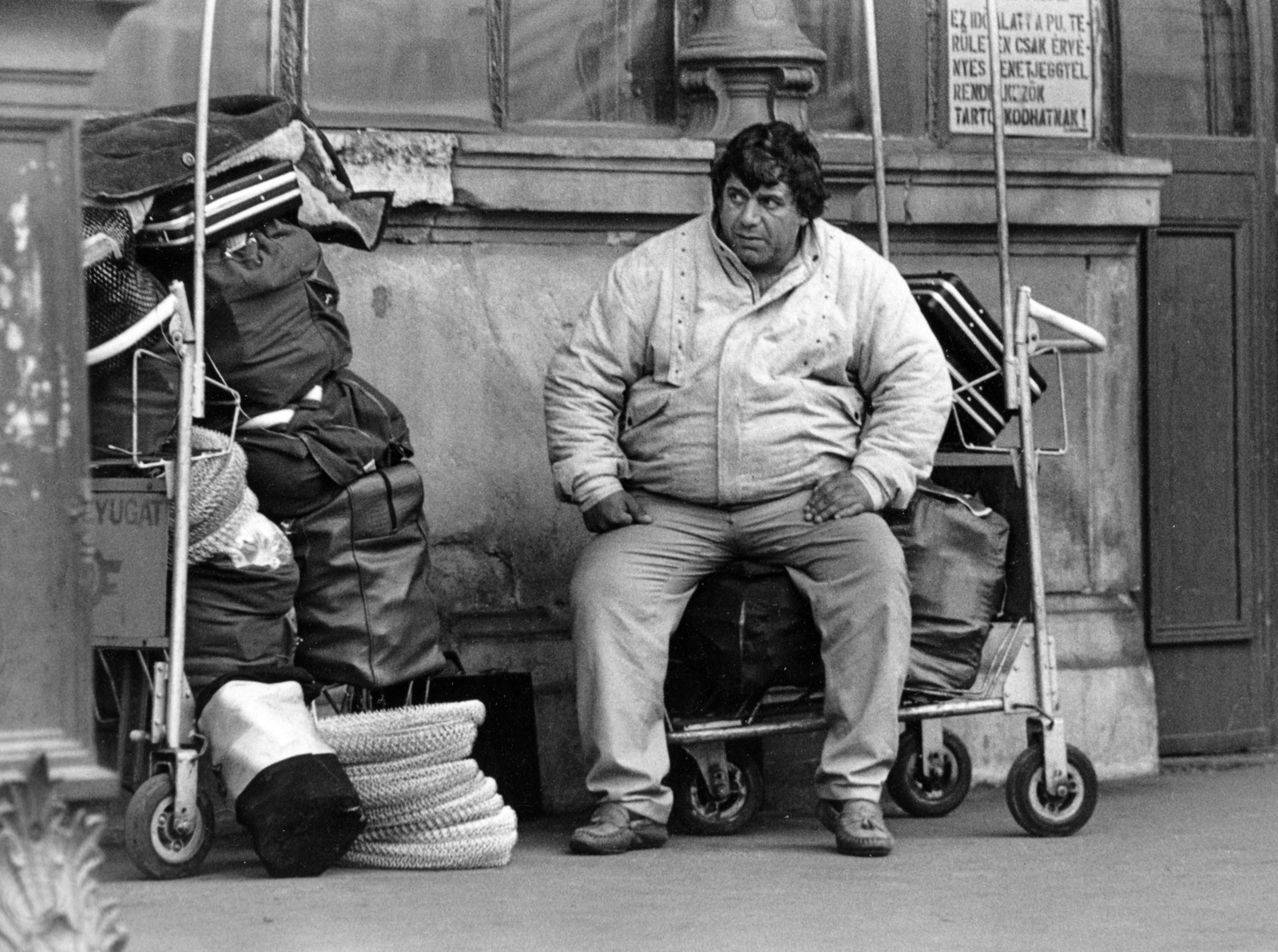 Hungary, Budapest VI., Nyugati pályaudvar., 1984, Herpay Gábor, Budapest, suitcase, label, train station, Fortepan #165027