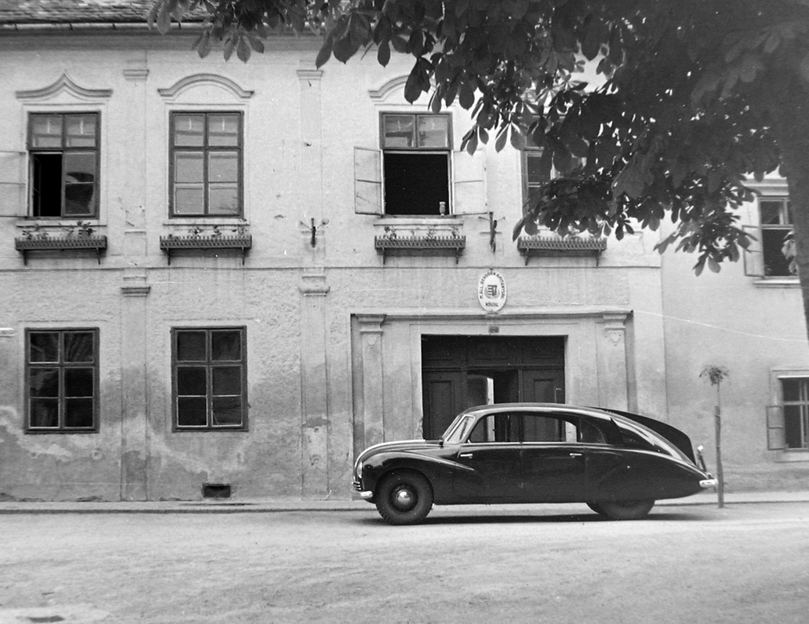 Hungary, Kőszeg, Schneller István utca 3, Táblaház (ekkor Magyar Állami Rendőrkapitányság). Tatra T87 személygépkocsi., 1949, Magyar Rendőr, Czechoslovak brand, Tatra-brand, automobile, Tatra T87, Fortepan #16505