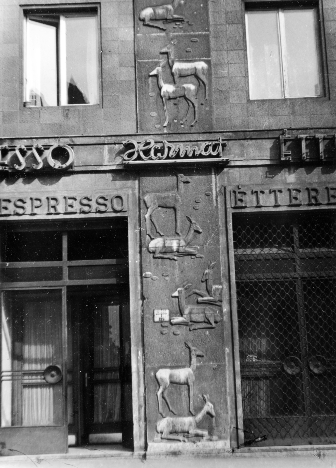 Magyarország, Budapest X., Kőrösi Csoma Sándor út 47., Harmat Étterem és Eszpresszó. A homlokzaton Vilt Tibor szobrászművész domborműve., 1972, Herpay Gábor, Budapest, Fortepan #165055
