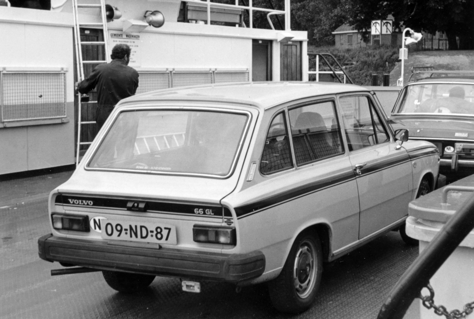 Netherlands, Wageningen, a Lexkesveer komp Wageningen és Nederrijn települések között, a Nederrijn folyón., 1966, Bernhardt Ágnes, Volvo-brand, Volvo 66, Fortepan #165097