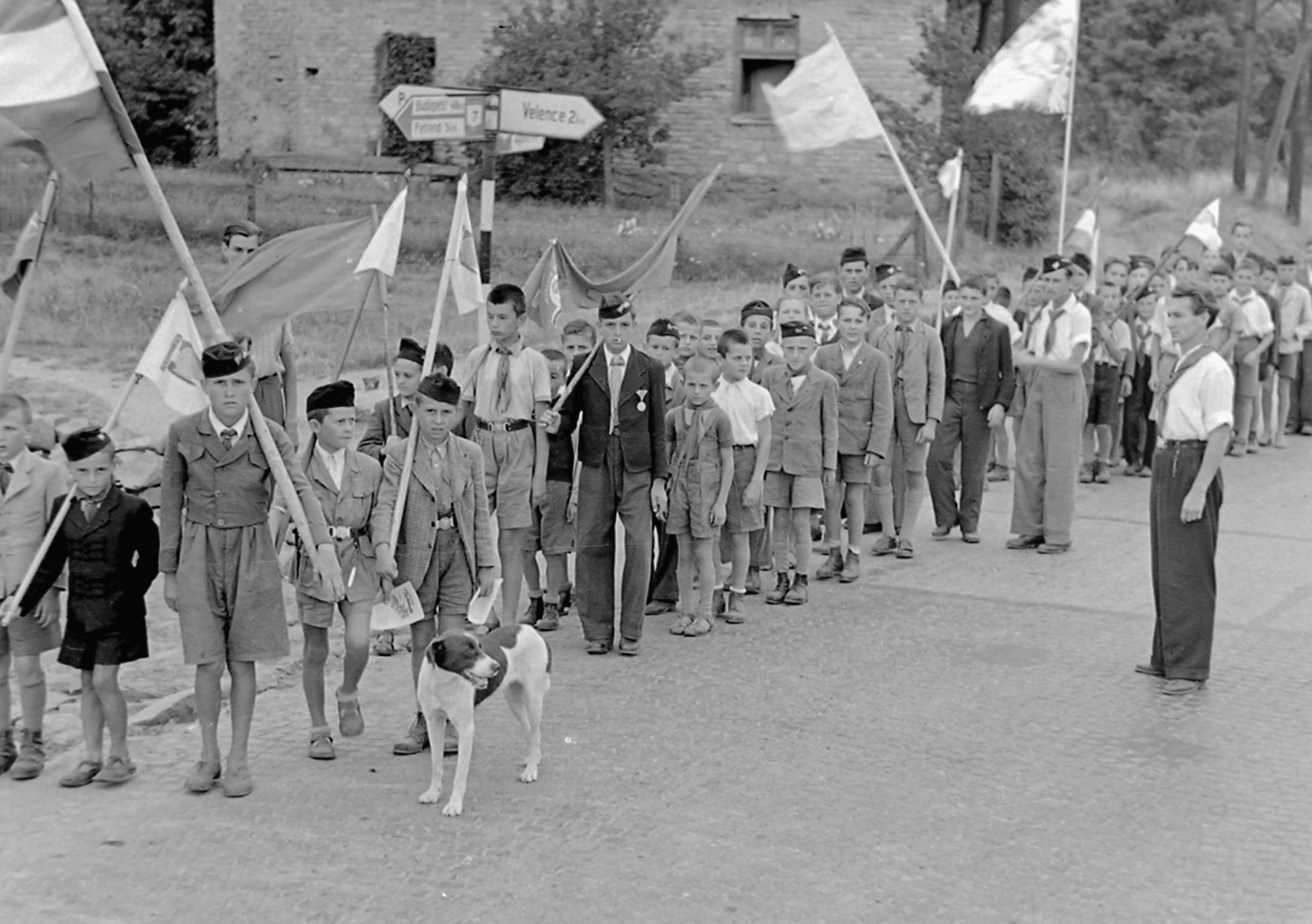 Magyarország, Velence, Velencefürdő, 7 főút a pusztaszabolcsi elágazásnál., 1949, Magyar Rendőr, kutya, zászló, gyerekek, úttörő, útjelző tábla, Fortepan #16510