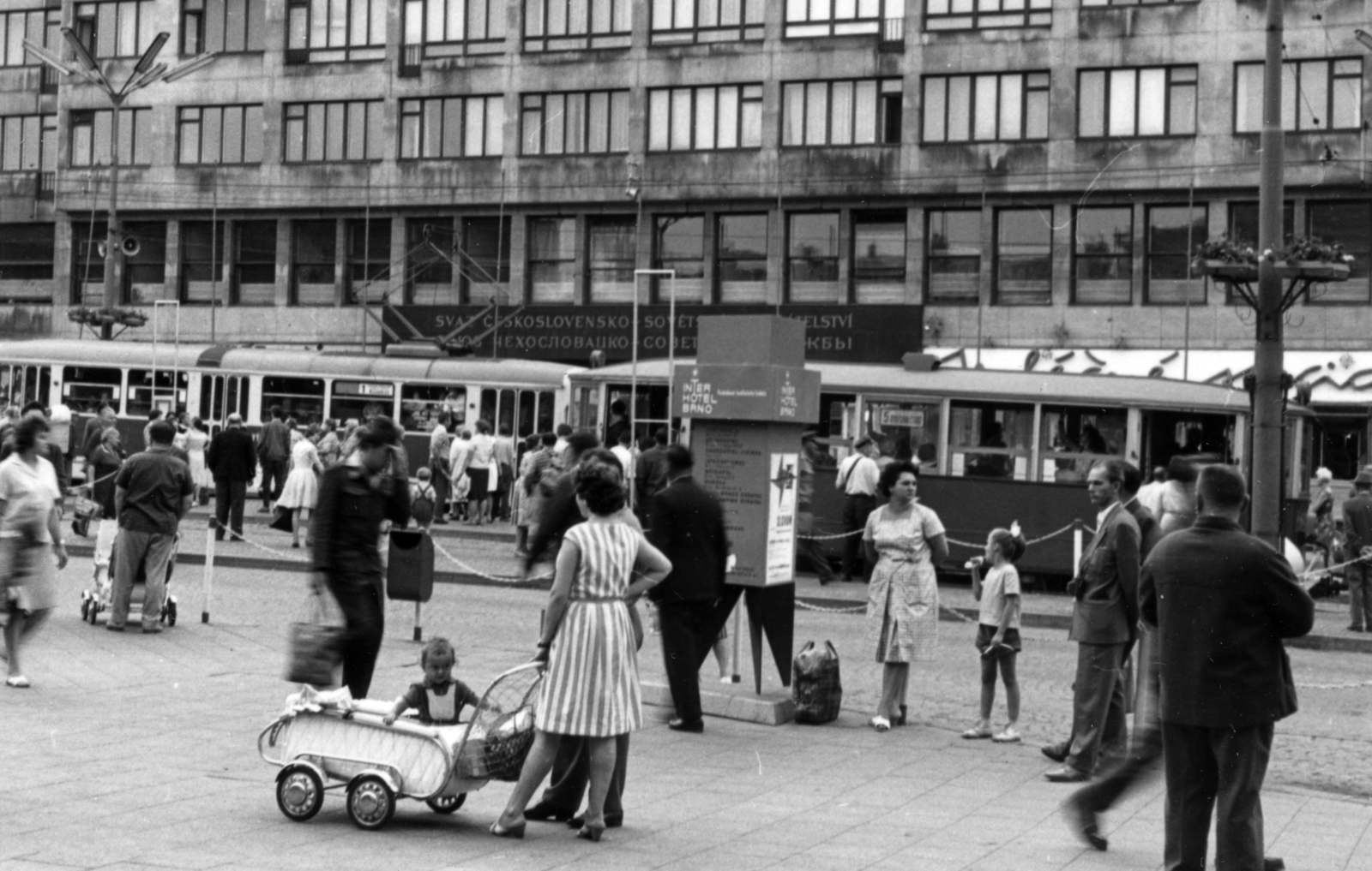 Czech Republik, Brno, ulice Nádražní a Főpályaudvar (Hlavní nádraží) előtt., 1966, Bernhardt Ágnes, Czechoslovakia, striped dress, tram, tram stop, baby carriage, Fortepan #165101