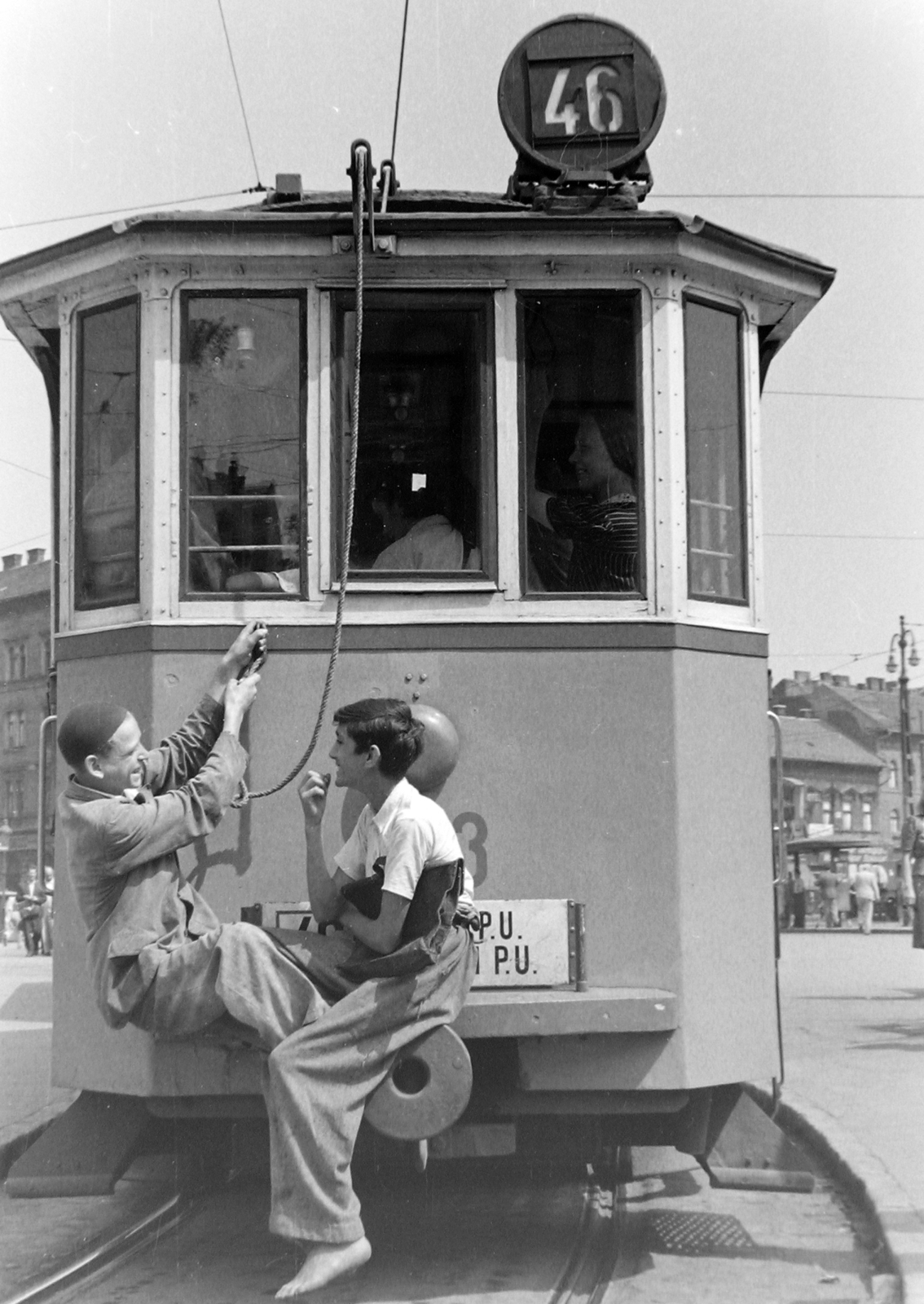 Hungary, Budapest VIII., Baross tér., 1949, Magyar Rendőr, tram, barefoot, riding without a ticket on the back of a tram, Budapest, public transport line number, Fortepan #16511