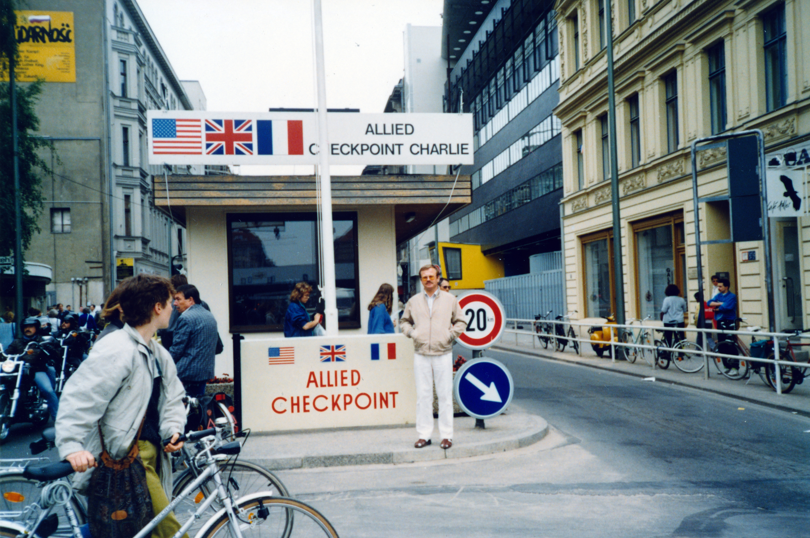 Germany, Berlin, a Checkpoint Charlie (katonai ellenőrzőpont a Friedrichstrasse-n az egykori Nyugat-Berlin-i oldalon)., 1990, Lakatos Lajos, bicycle, Fortepan #165128