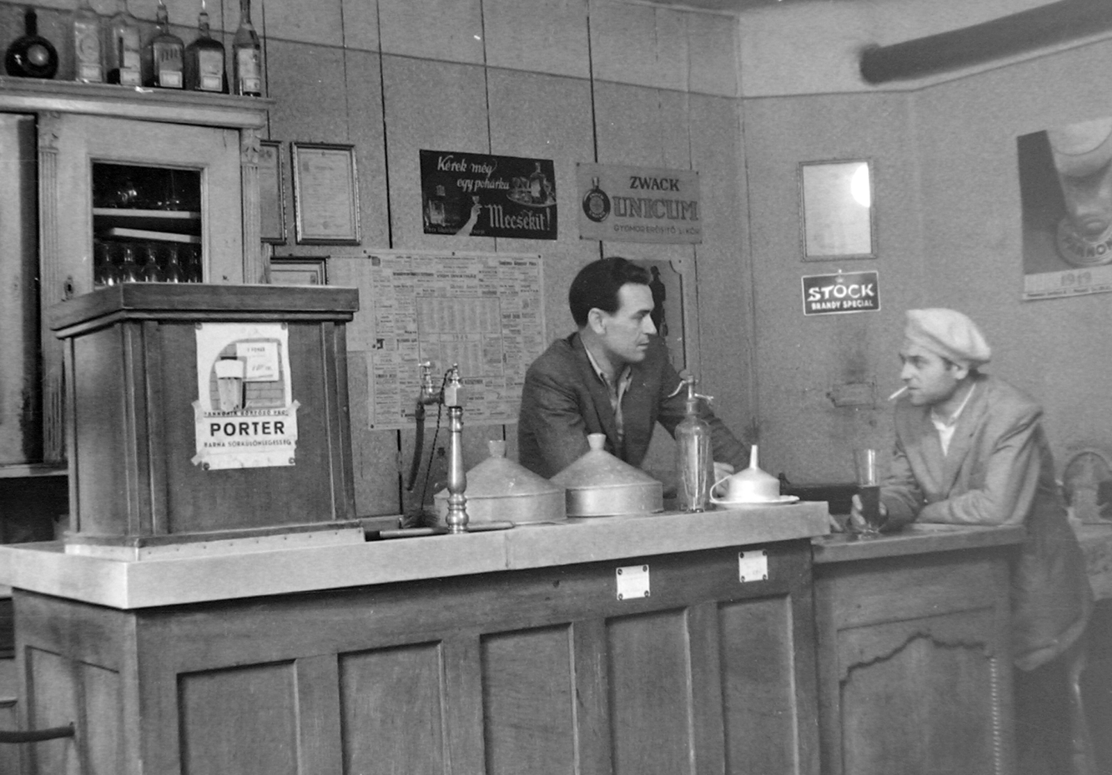 Hungary, 1949, Magyar Rendőr, smoking, drinking, beret, soda water bottle, pub, Stock-brand, Fortepan #16513