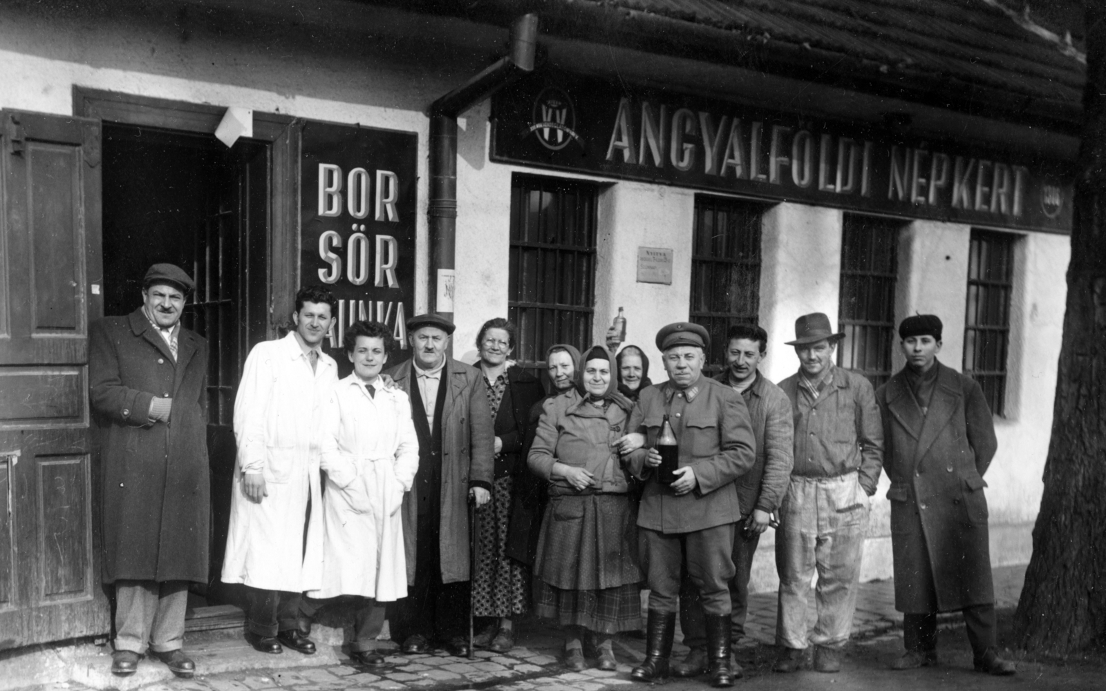 Magyarország, Budapest XIII., Újpalotai út 12., Angyalföldi Népkert., 1953, Lakatos Lajos, Budapest, csoportkép, kerthelyiség, kocsma, Fortepan #165132