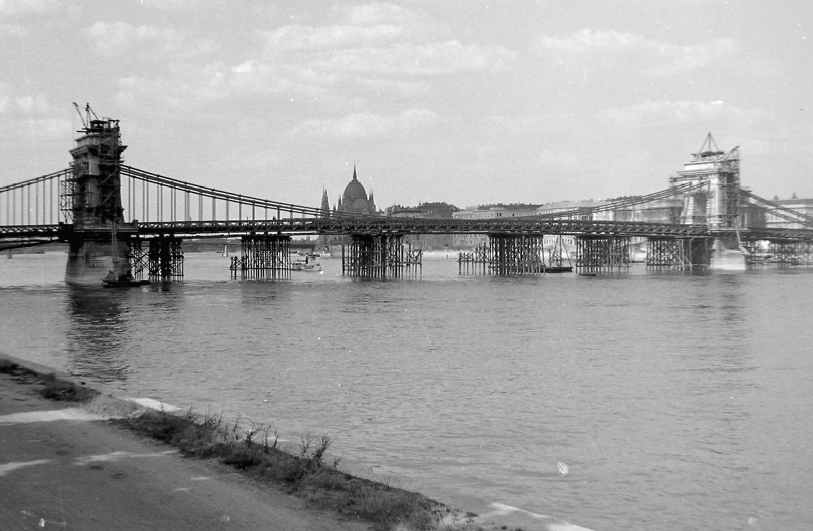 Hungary, Budapest, a Széchenyi Lánchíd újjáépítése., 1949, Magyar Rendőr, bridge, bridge building, Danube, suspension bridge, William Tierney Clark-design, Fortepan #16514