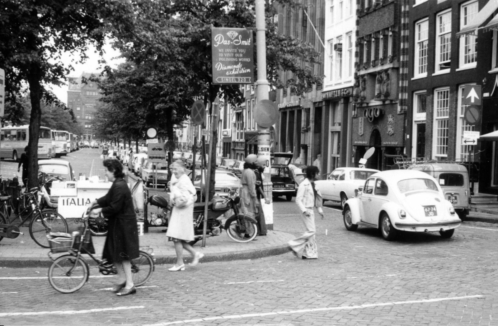 Netherlands, Amsterdam, a Rokin a Langebrugsteeg felől a Dam tér felé nézve., 1977, Fortepan/Album046, bicycle, Volkswagen-brand, Volkswagen Beetle, Fortepan #165141