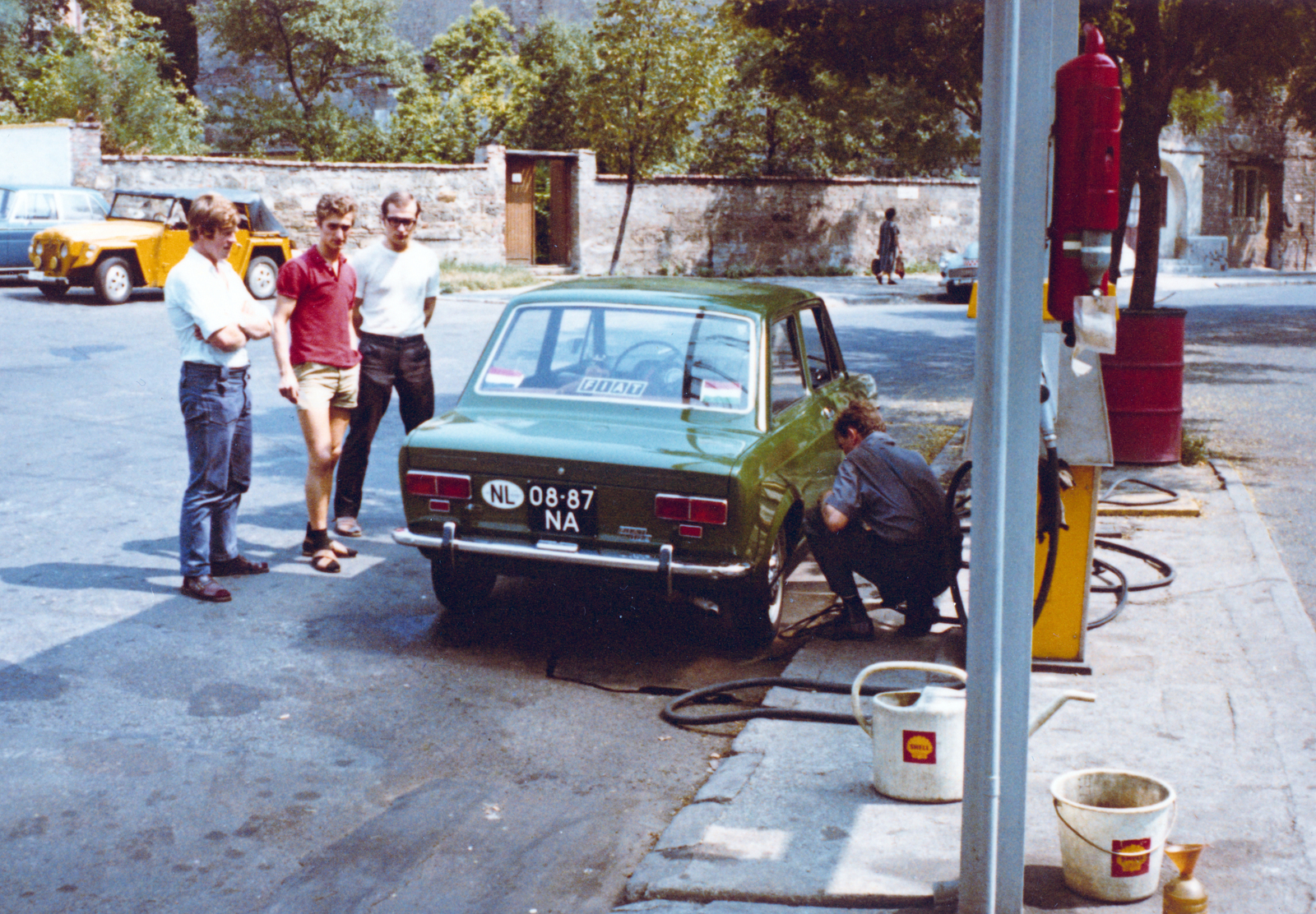 Hungary, Budapest I., Mészáros utca, benzinkút a Zsolt utca torkolatánál., 1977, Fortepan/Album046, colorful, Skoda-brand, Fiat-brand, gas station, number plate, Shell-brand, stone wall, Budapest, Fortepan #165166