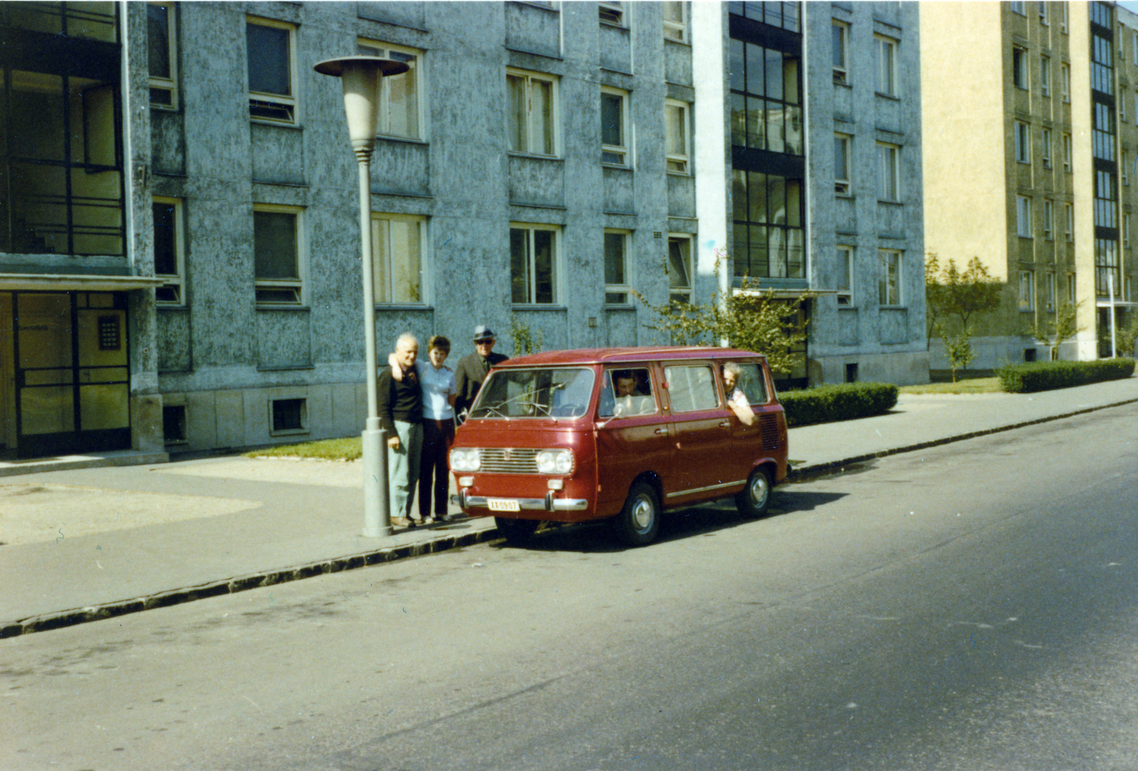 Hungary, Budapest IX., József Attila lakótelep, a felvétel a Napfény utca 5. számú ház előtt készül., 1977, Fortepan/Album046, colorful, minivan, Budapest, Fortepan #165169