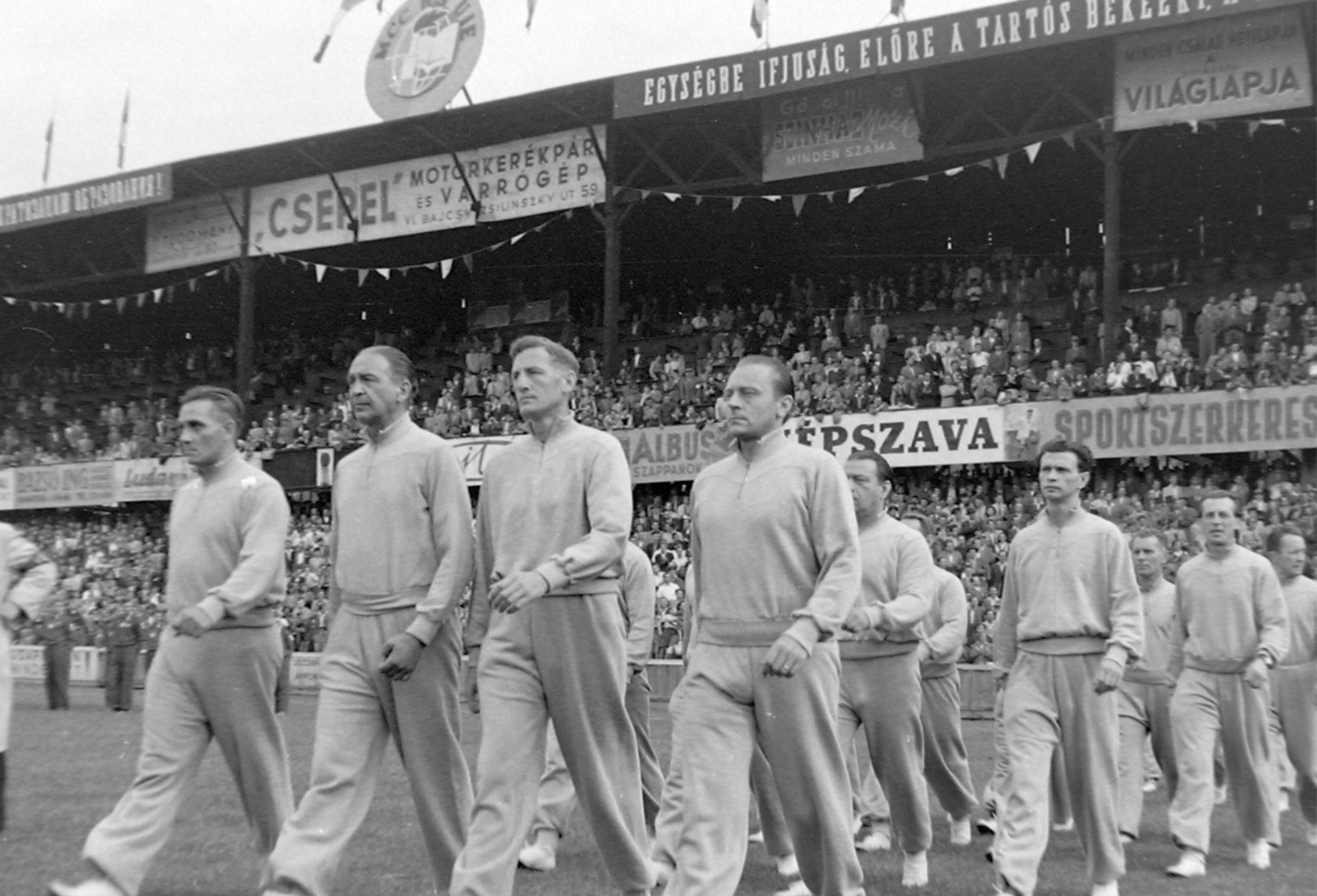 Hungary, Budapest IX., Üllői út, FTC stadion. A X. Főiskolai Világbajnokság megnyitó ünnepsége., 1949, Magyar Rendőr, stadium, Budapest, Fortepan #16517